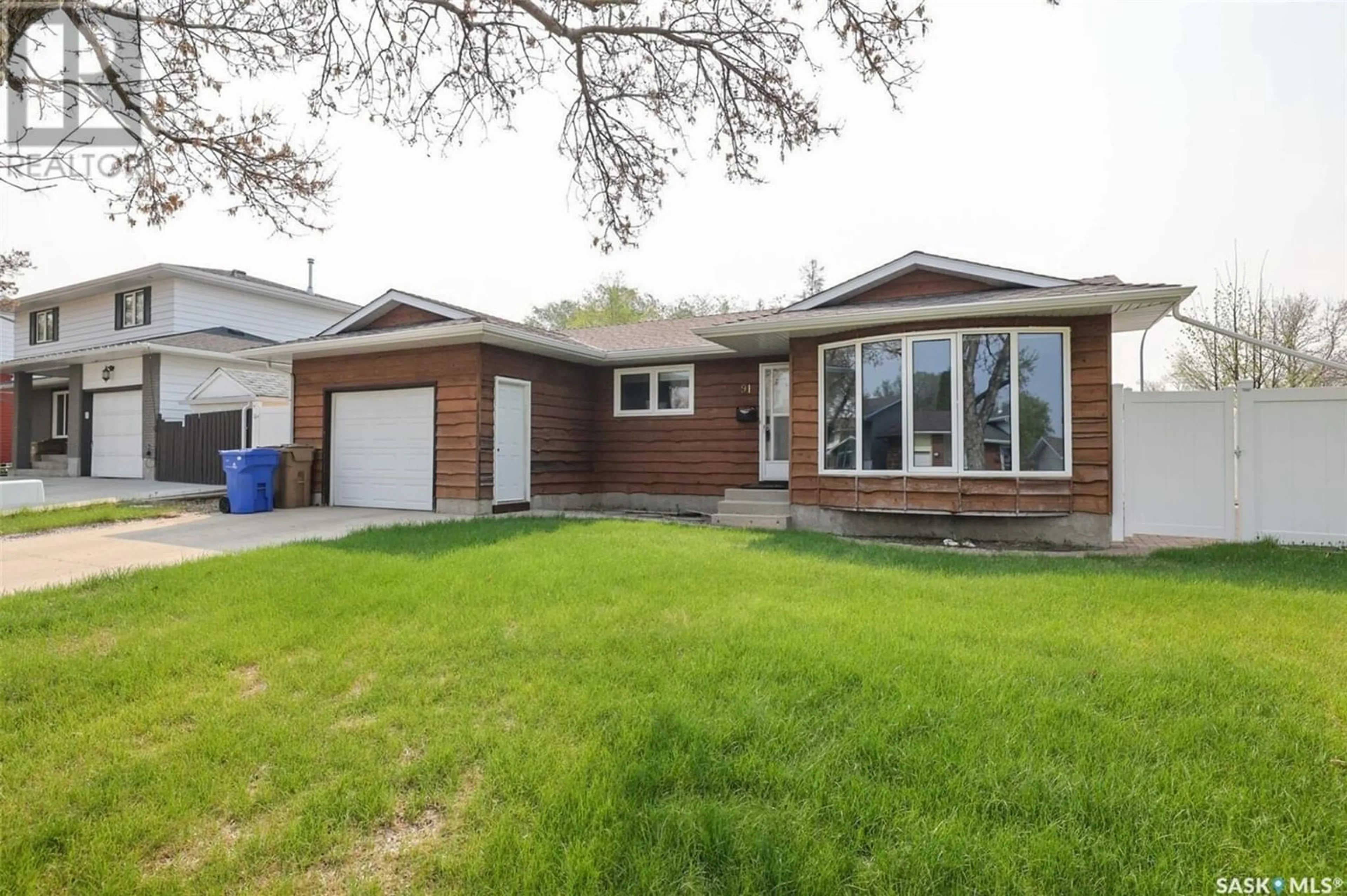 Home with vinyl exterior material for 91 Andre AVENUE, Regina Saskatchewan S4T7N1