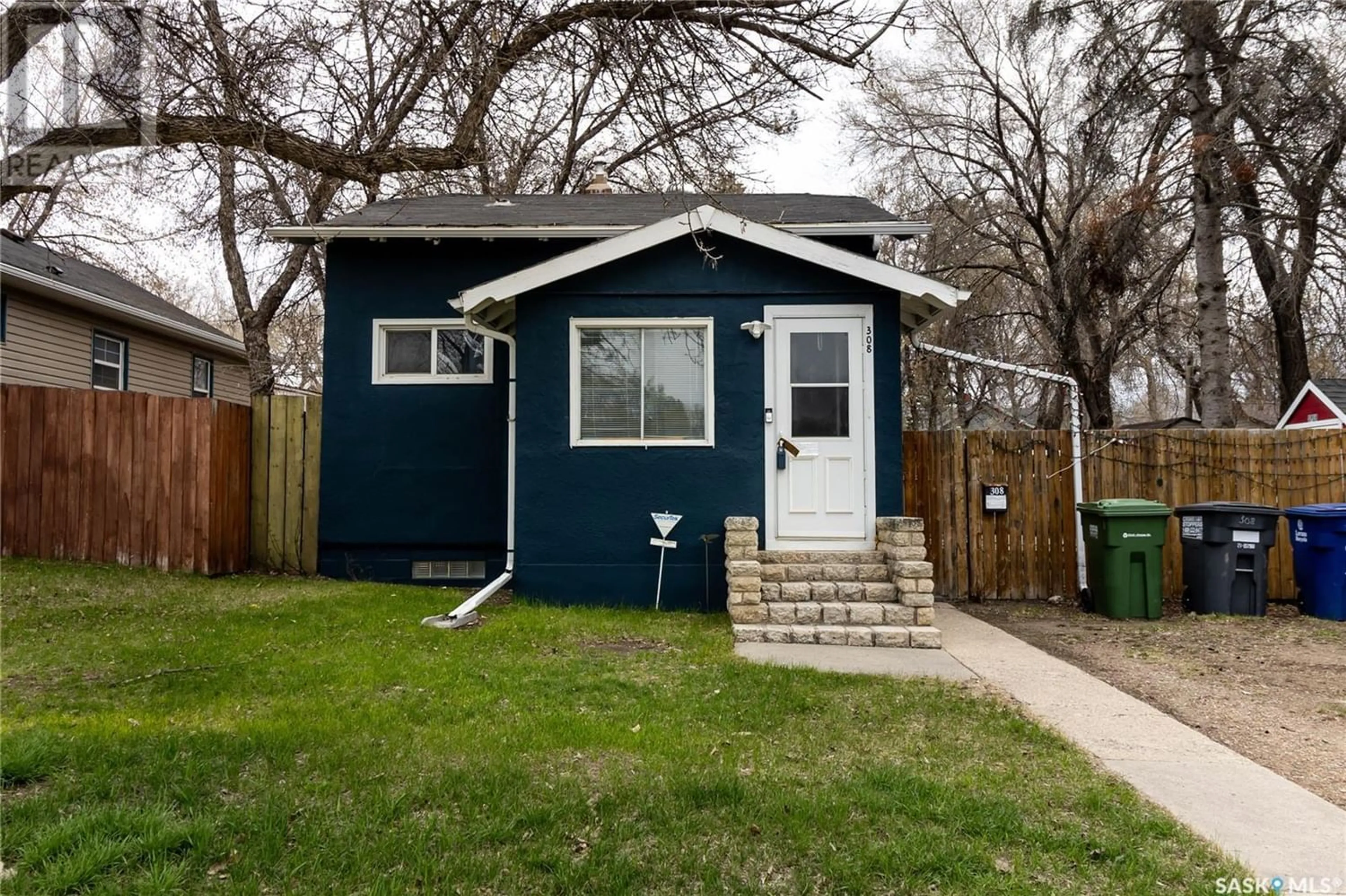 Frontside or backside of a home for 308 K AVENUE N, Saskatoon Saskatchewan S7L2M4