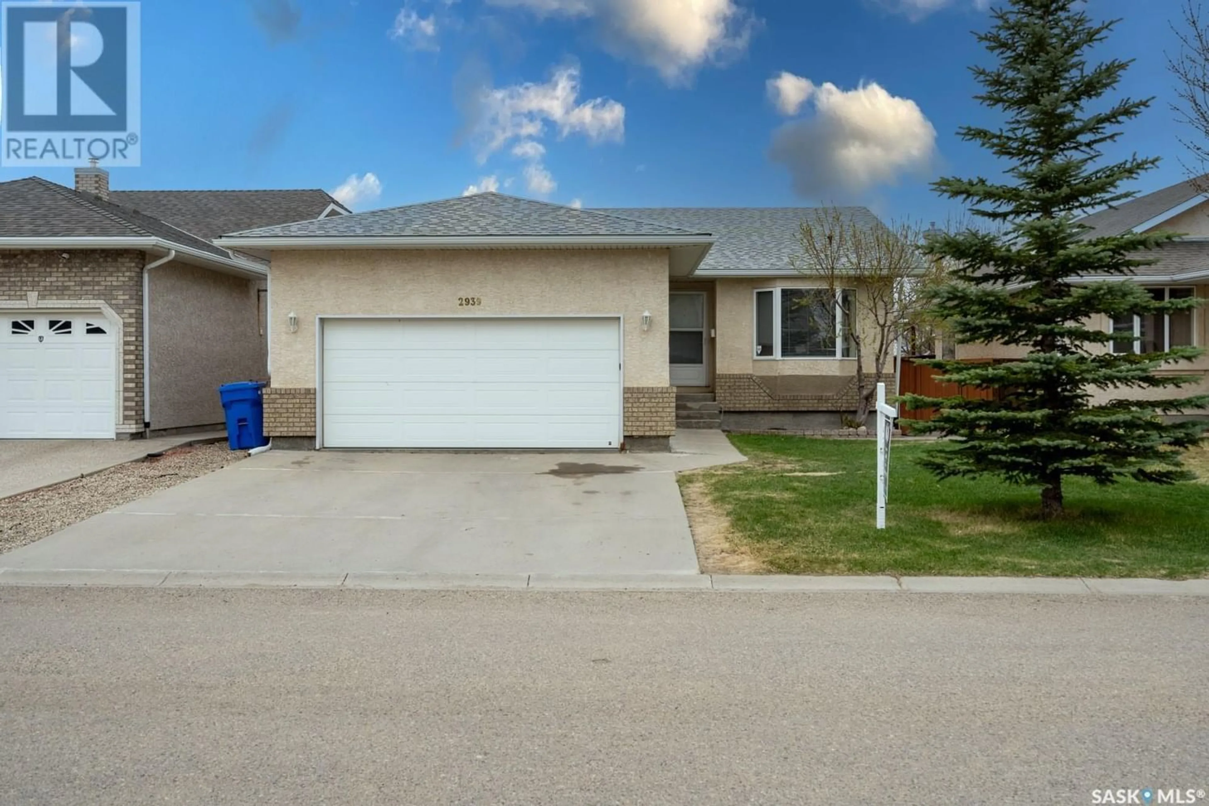 A pic from exterior of the house or condo for 2939 St James CRESCENT, Regina Saskatchewan S4V2Z2