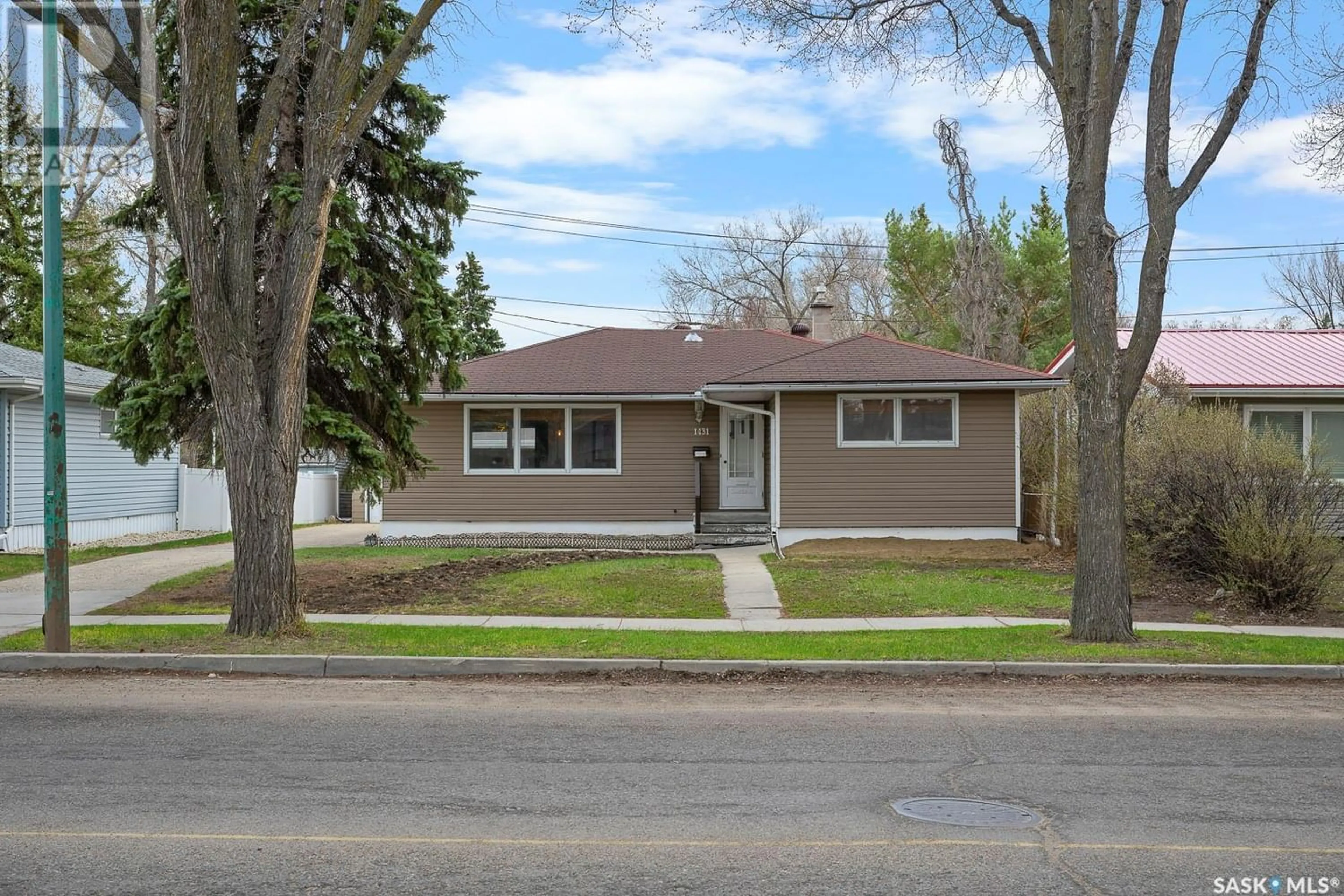 Frontside or backside of a home for 1431 MacPherson AVENUE, Regina Saskatchewan S4S4E1