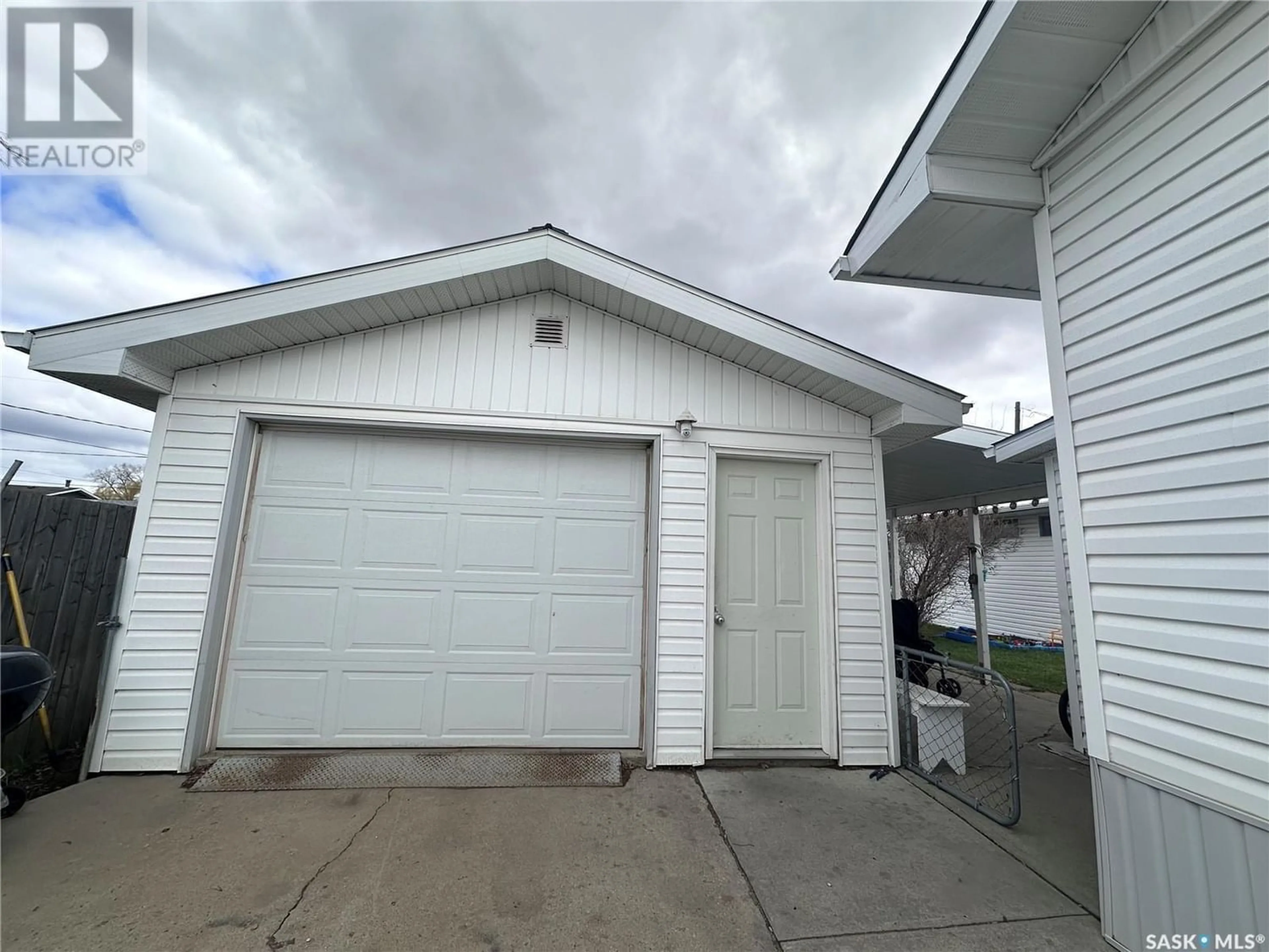 Indoor garage for 705 Katrusik AVENUE, Bienfait Saskatchewan S0C0M0