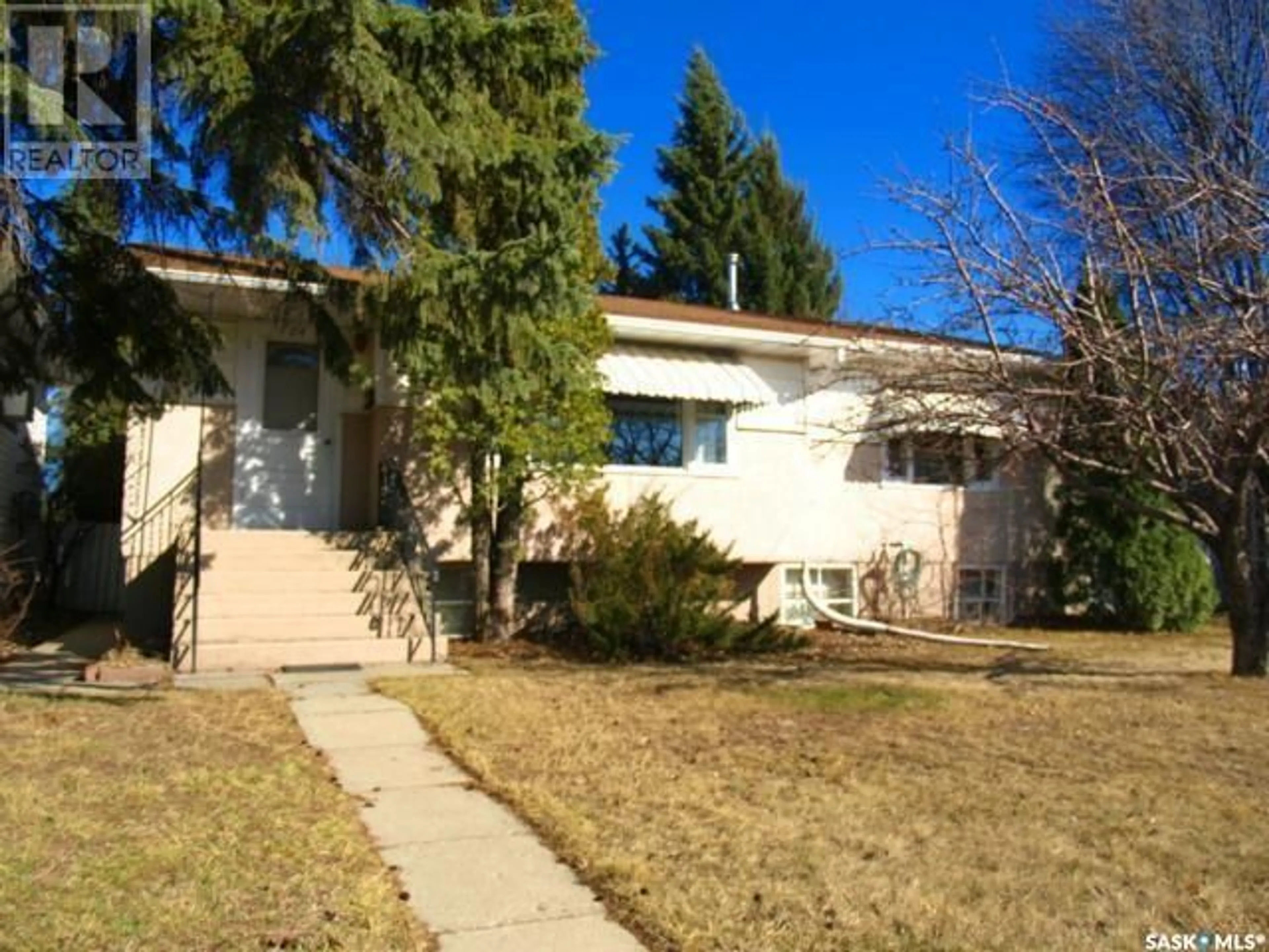 Frontside or backside of a home for 704 P AVENUE N, Saskatoon Saskatchewan S7L2W2