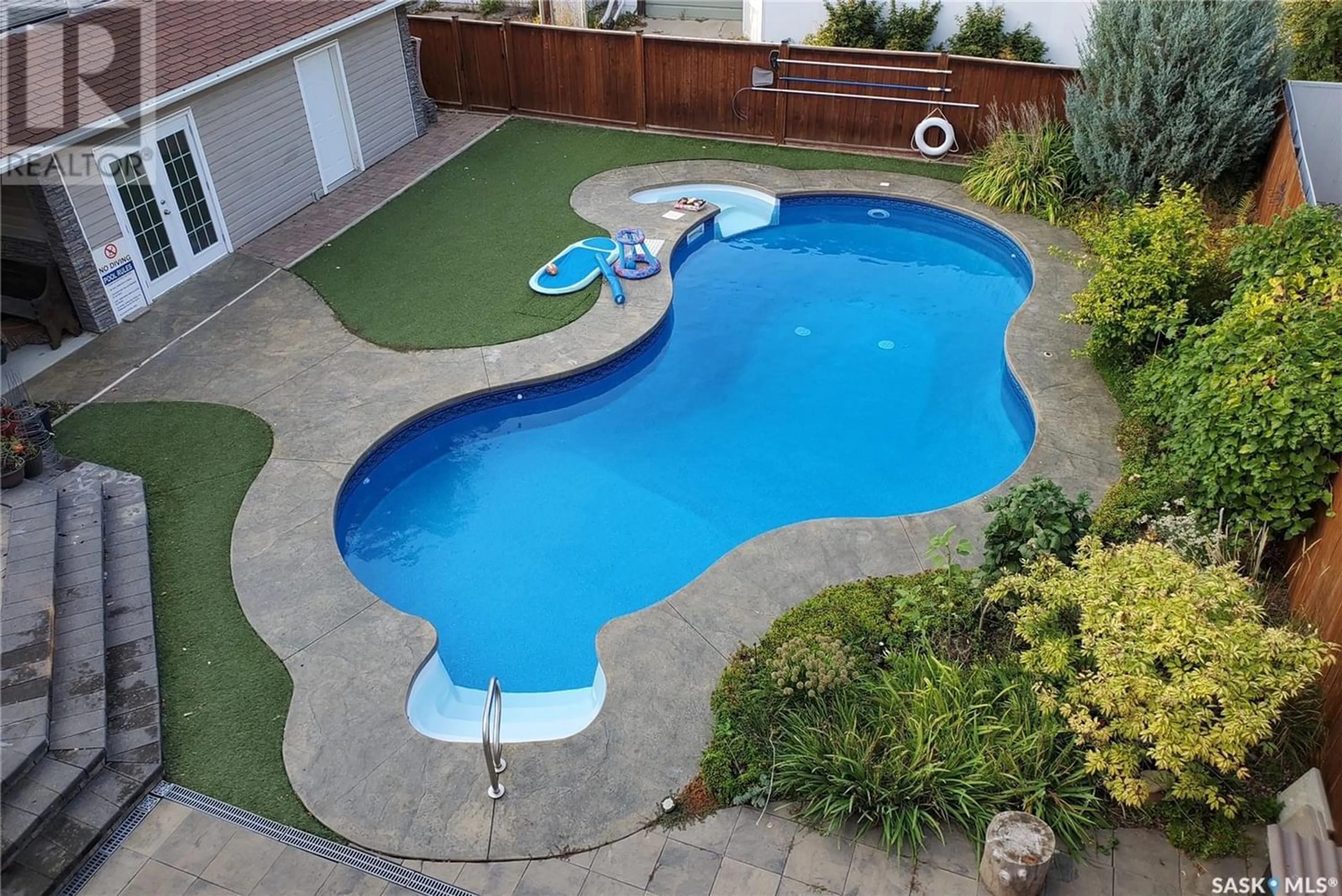 Indoor or outdoor pool for 102 Cameron CRESCENT, Regina Saskatchewan S4S2X4