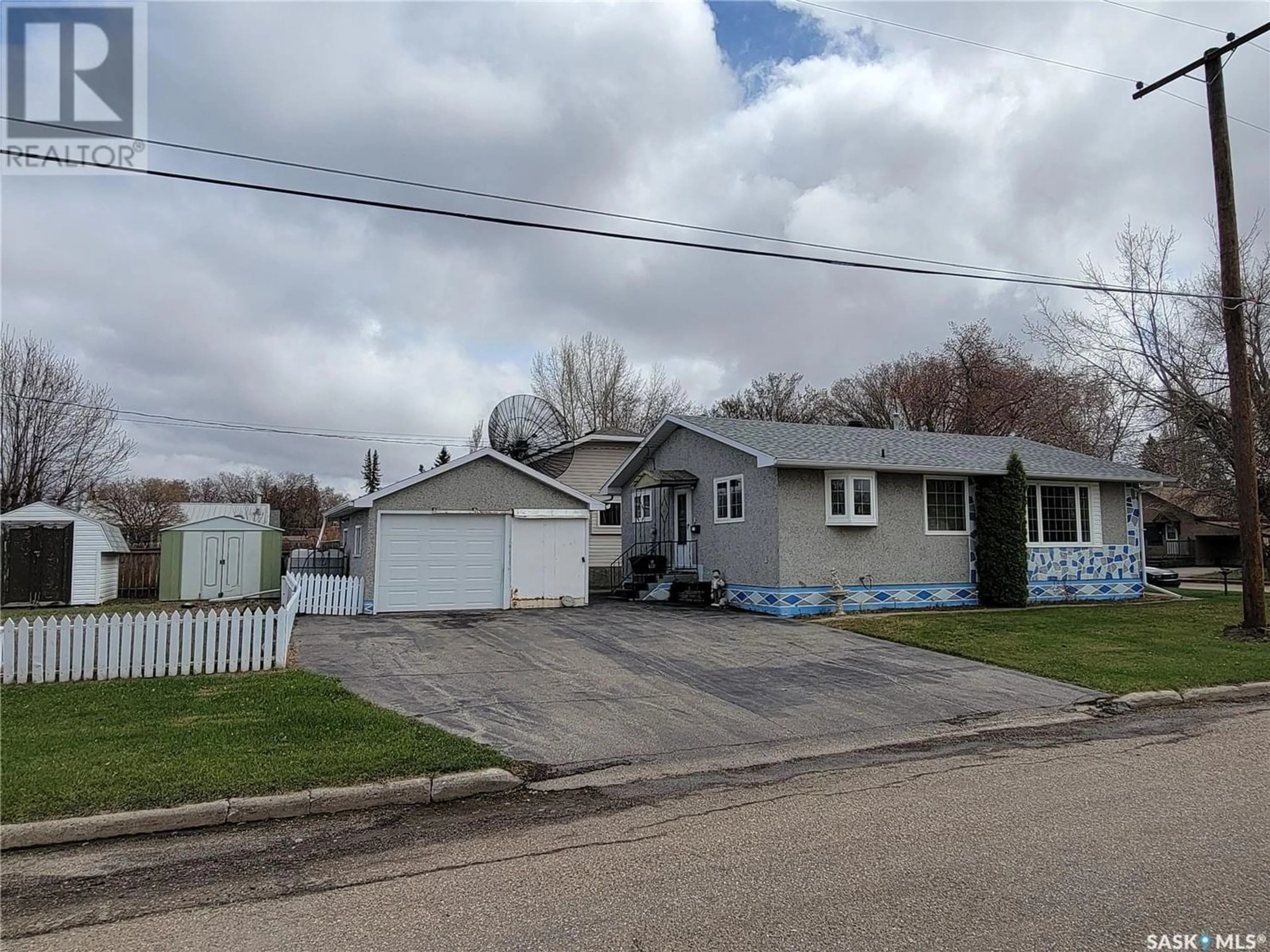 Frontside or backside of a home for 301 6th AVENUE E, Unity Saskatchewan S0K4L0