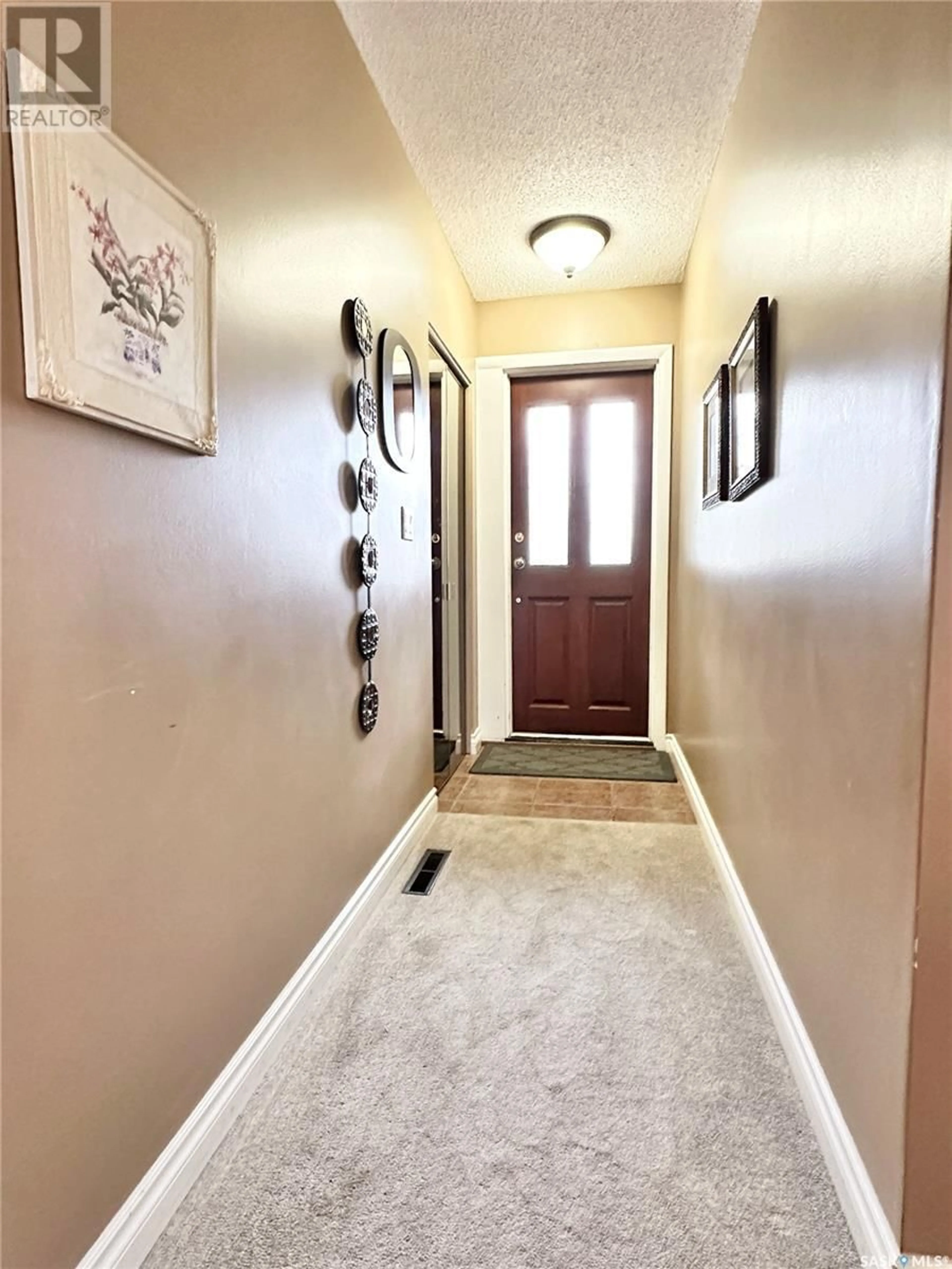 Indoor entryway for 28 Hartney BAY, Weyburn Saskatchewan S4H0M1