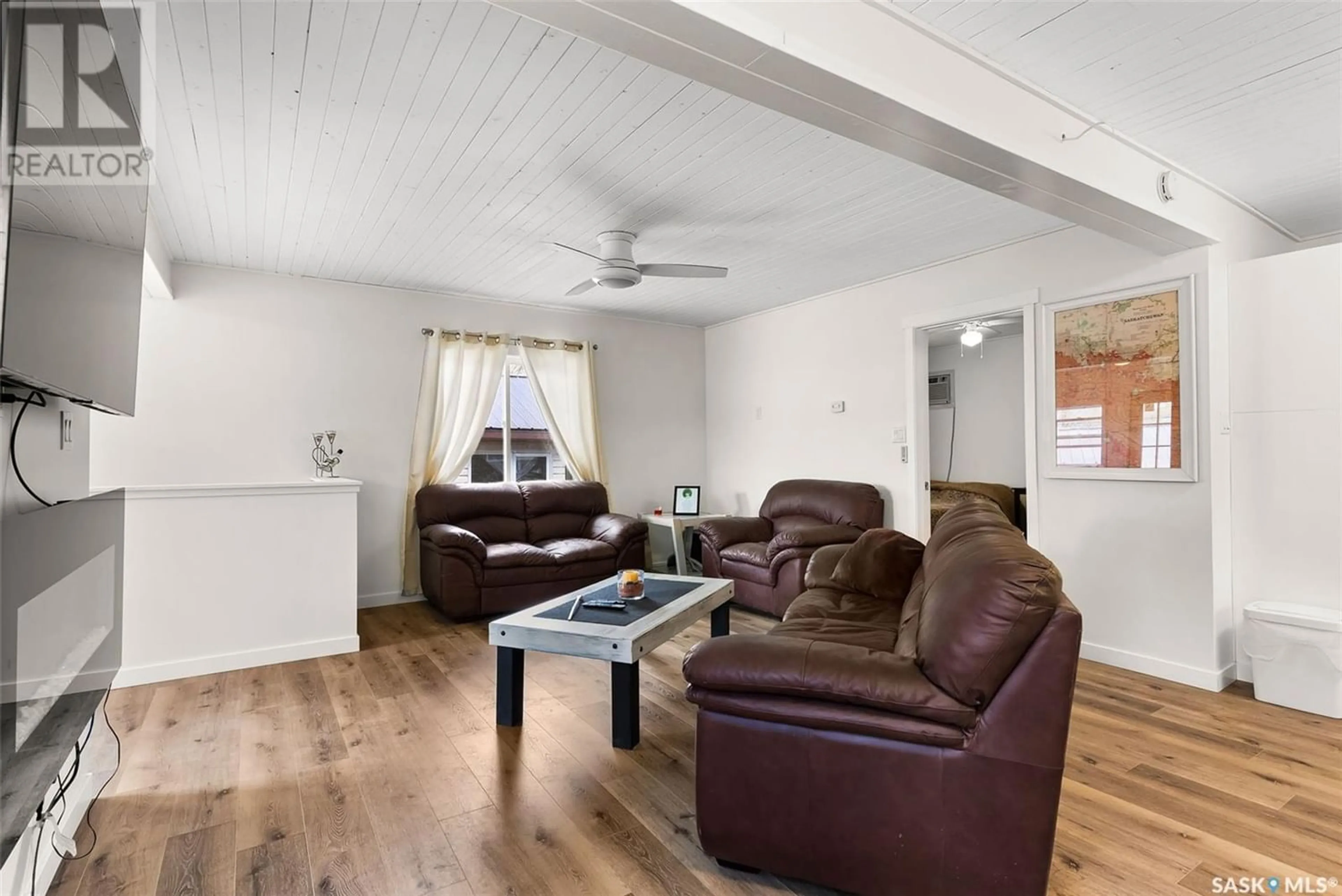 Living room for 112 Green AVENUE, Regina Beach Saskatchewan S0G4C0