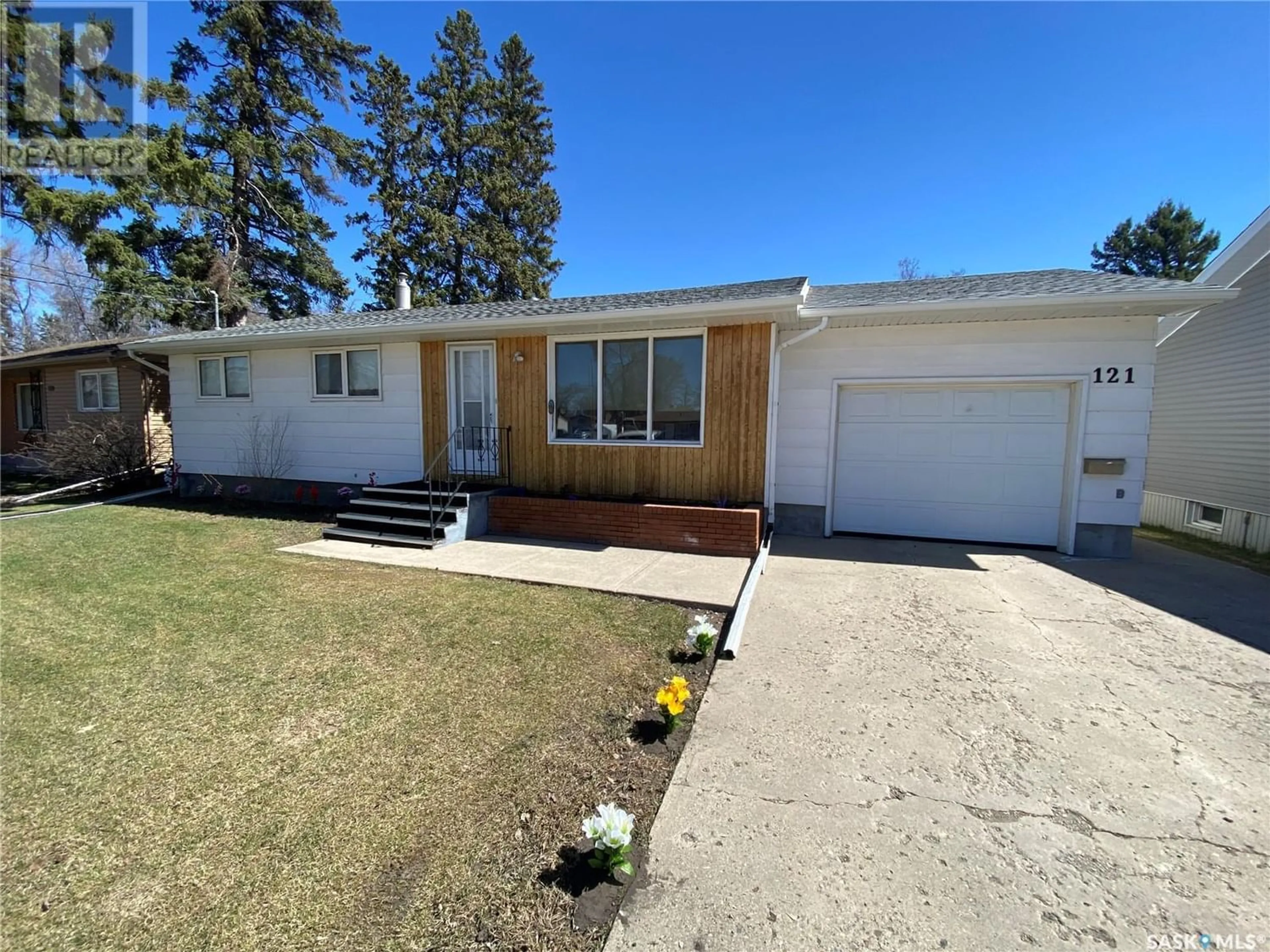 Frontside or backside of a home for 121 Gladstone AVENUE S, Yorkton Saskatchewan S3N2B4