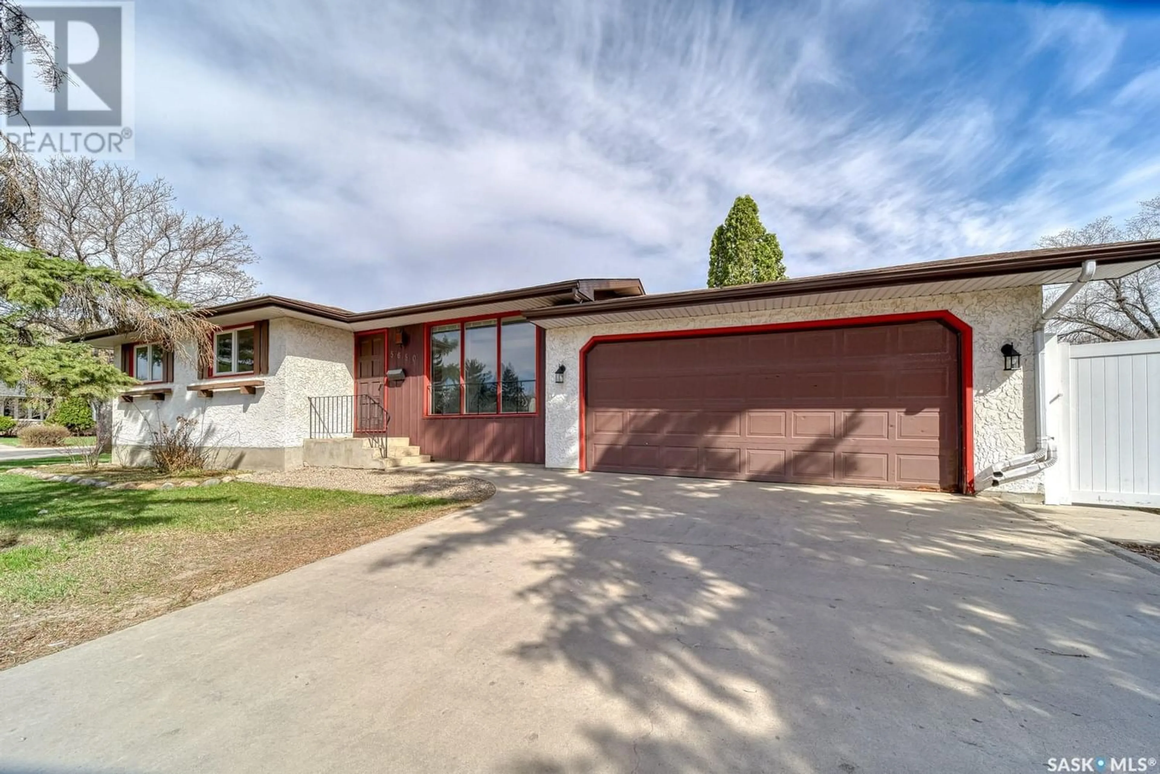 Frontside or backside of a home for 5650 Sherwood DRIVE, Regina Saskatchewan S4R5M8