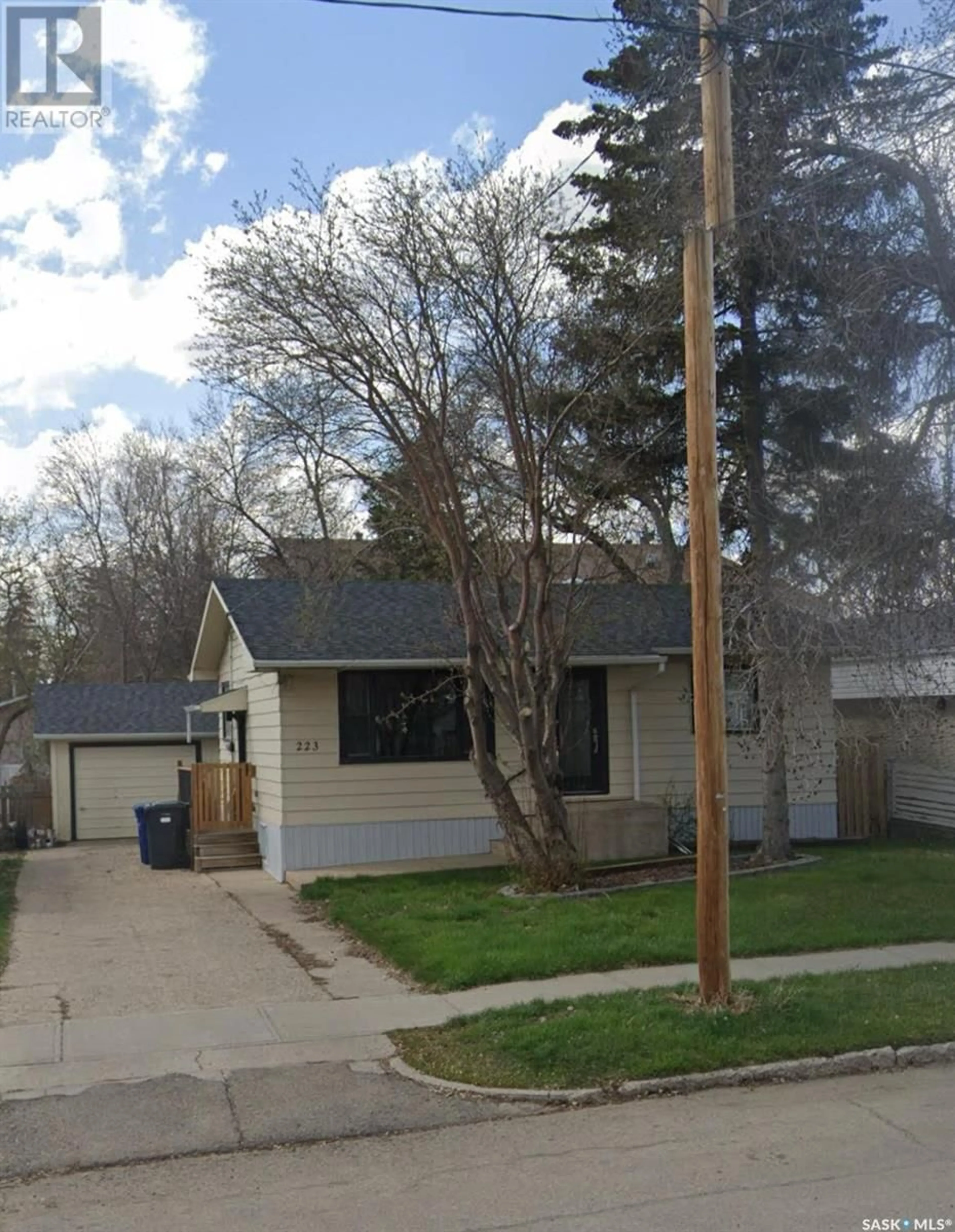 Frontside or backside of a home for 223 4TH STREET NE, Weyburn Saskatchewan S4H0Y4