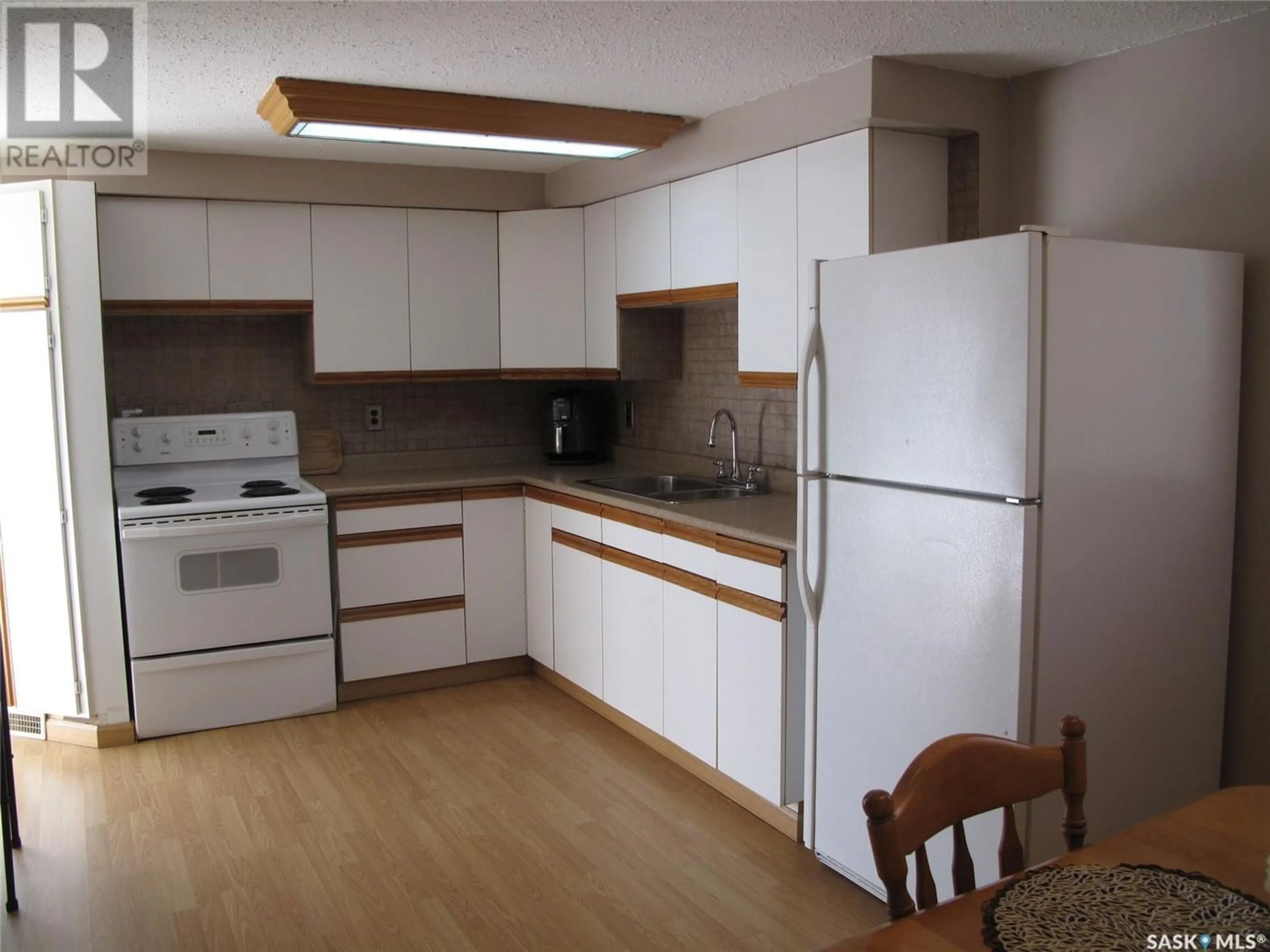 Standard kitchen for 1132 L AVENUE S, Saskatoon Saskatchewan S7M2J7
