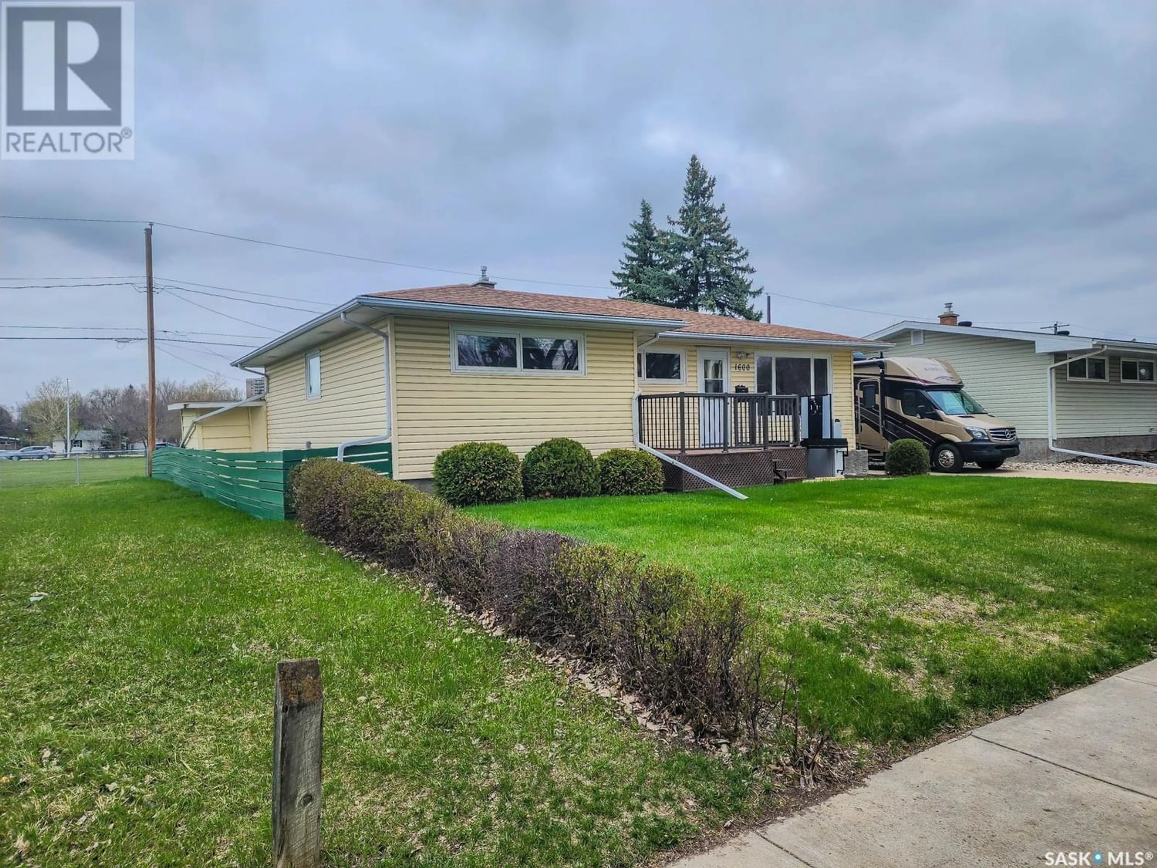 Frontside or backside of a home for 1600 Macpherson AVENUE, Regina Saskatchewan S4S4C9