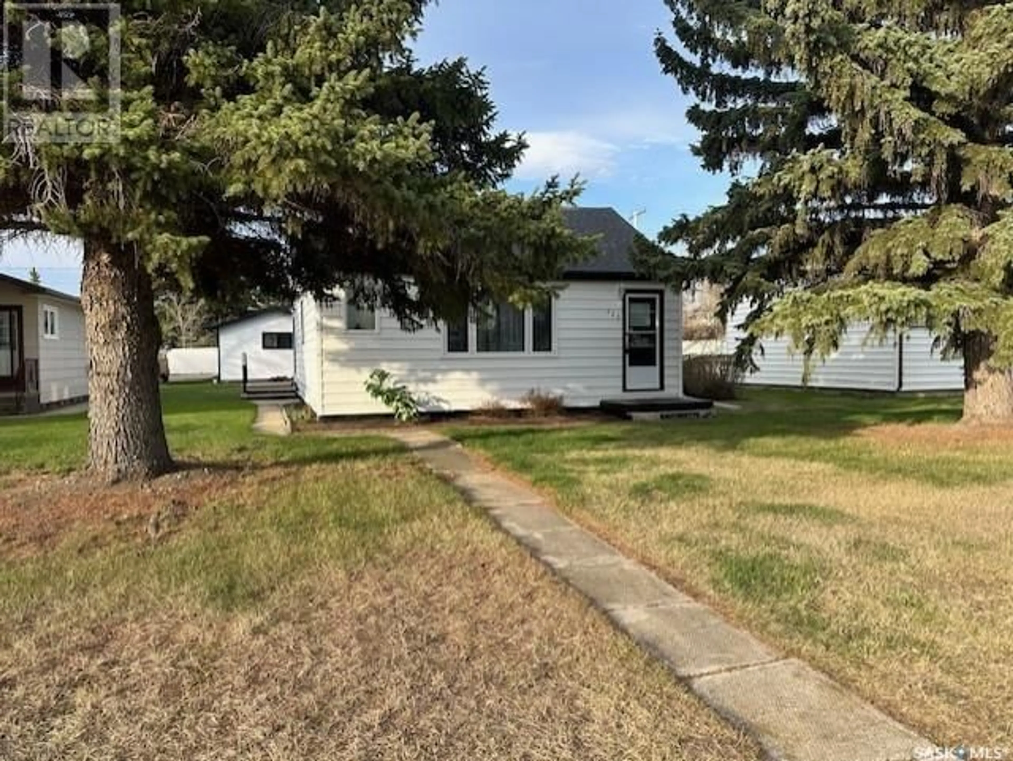 Frontside or backside of a home for 325 8th AVENUE W, Melville Saskatchewan S0A2P0