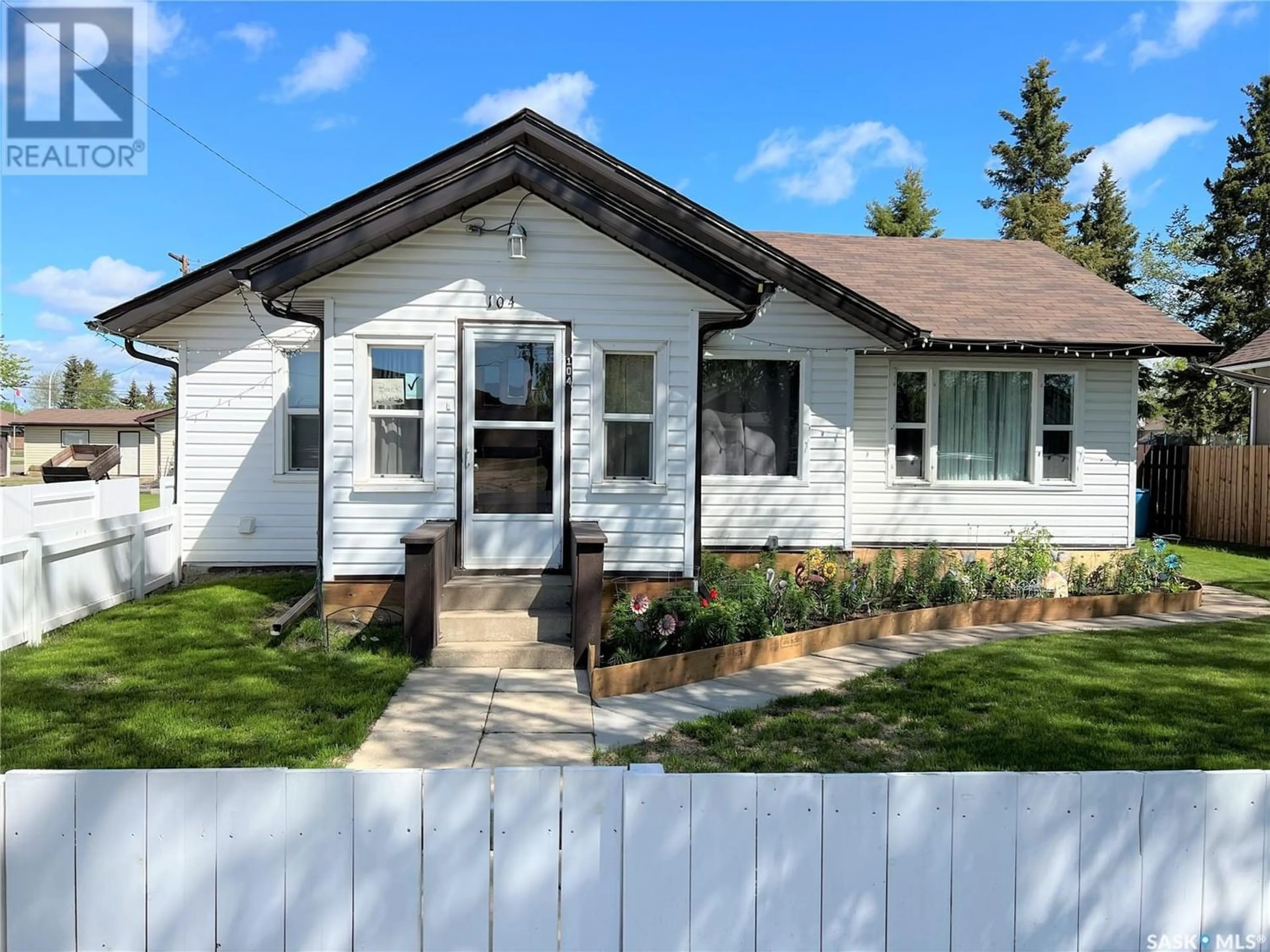 Home with vinyl exterior material for 104 2nd STREET E, Meadow Lake Saskatchewan S9X1G4