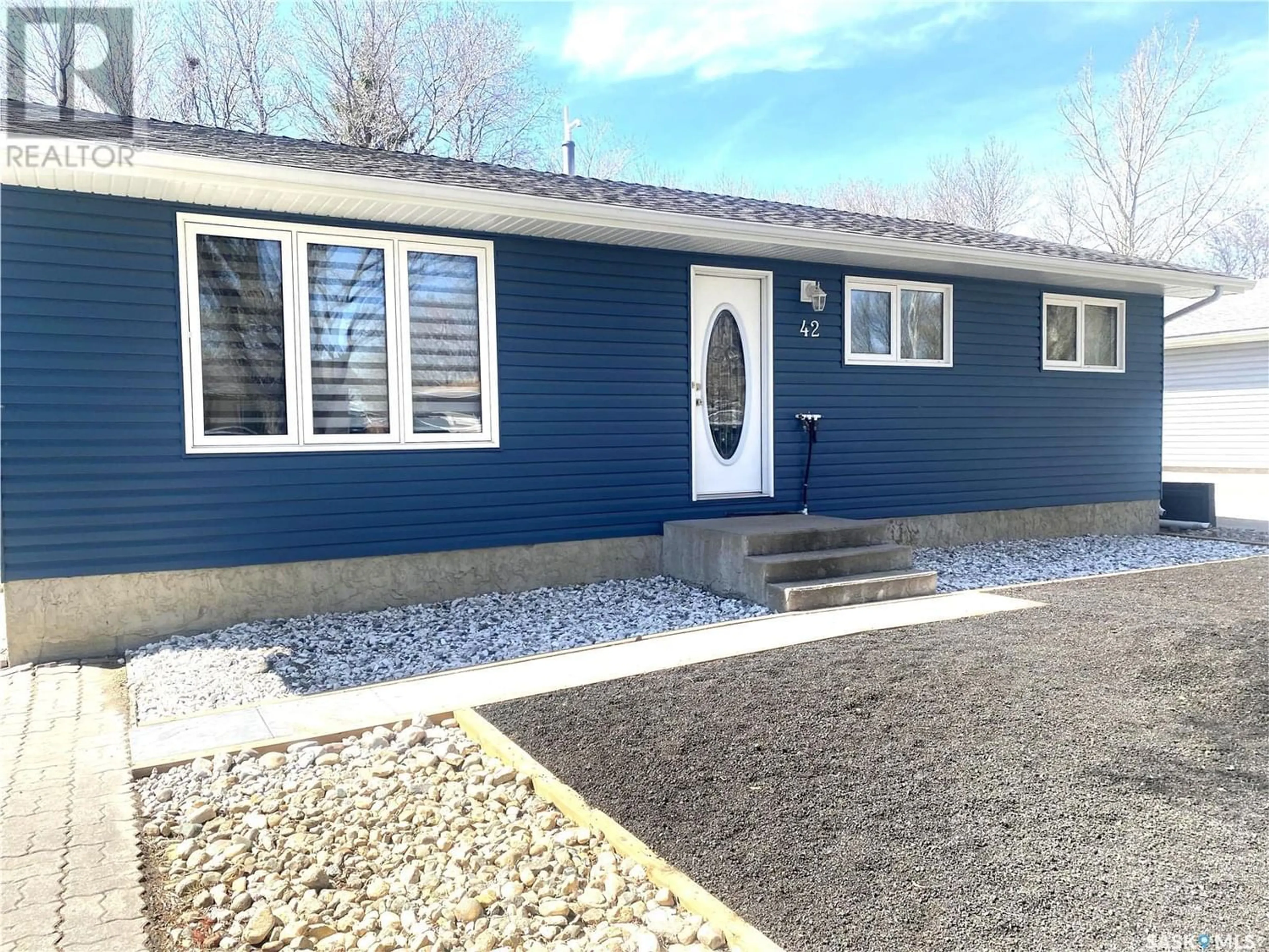 Home with vinyl exterior material for 42 Levene CRESCENT, Regina Saskatchewan S4X1N5