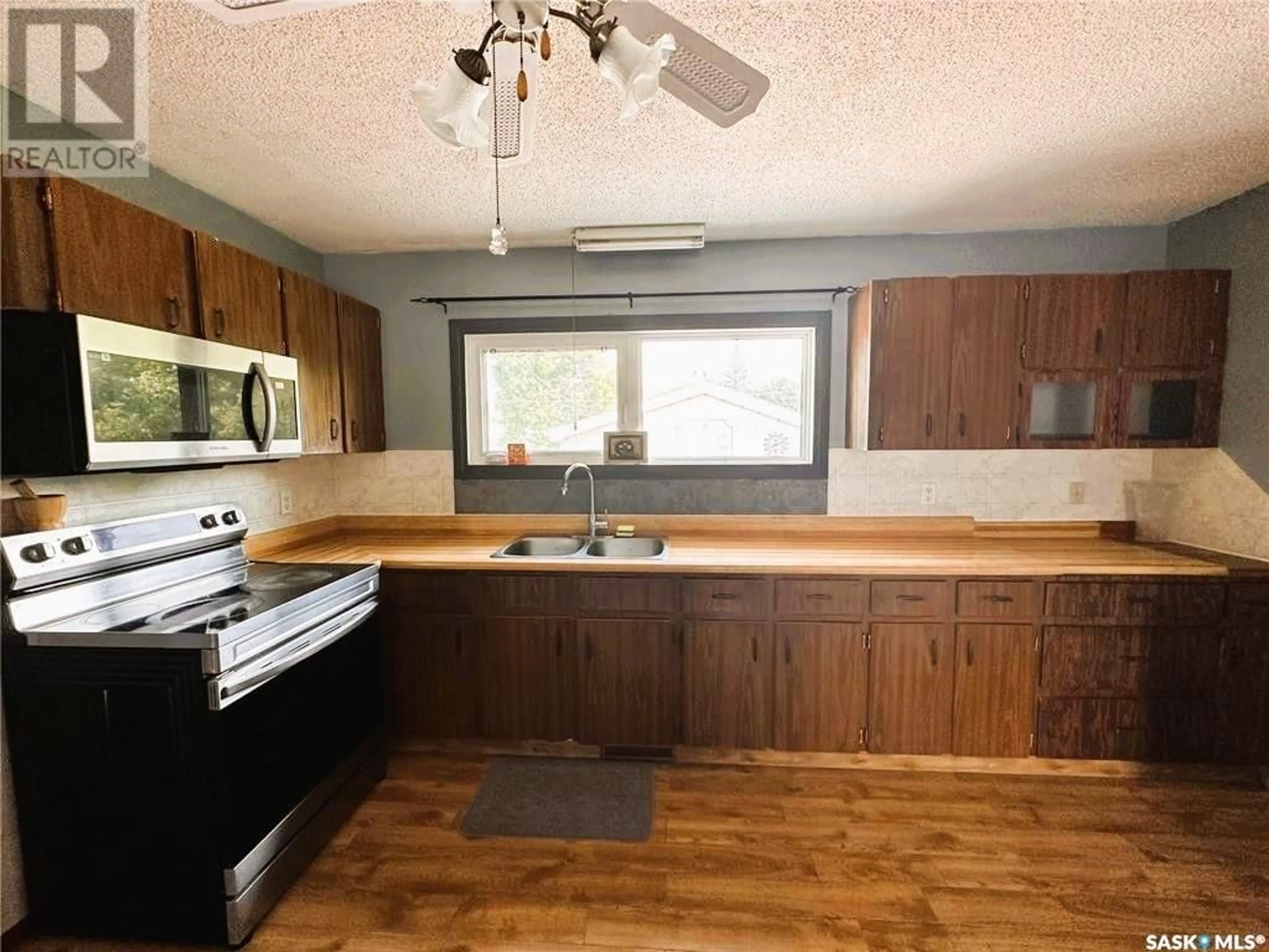 Standard kitchen, wood floors, cottage for 32 1st AVENUE NW, Preeceville Saskatchewan S0A3B0