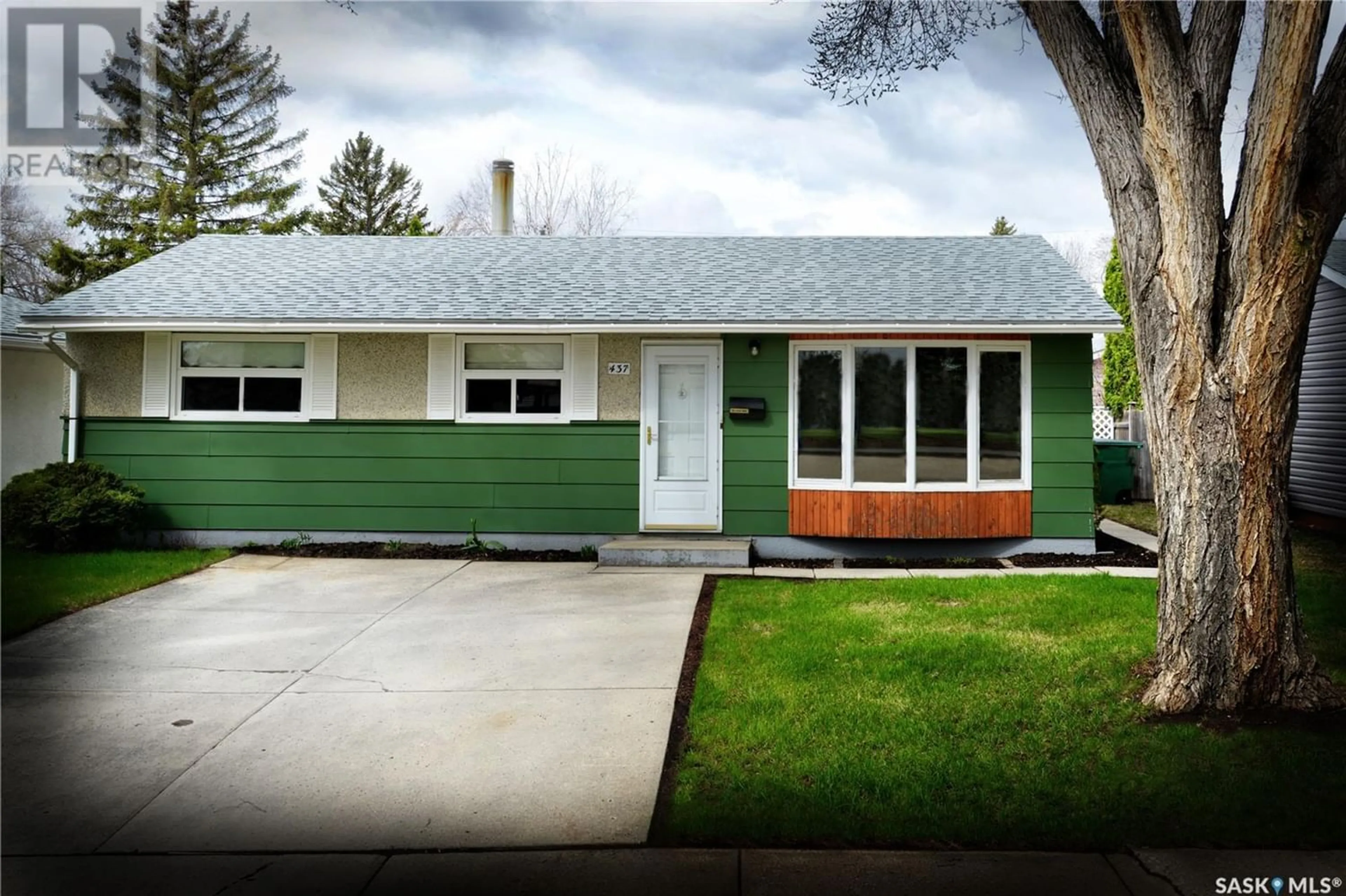 Home with vinyl exterior material for 437 Y AVENUE N, Saskatoon Saskatchewan S7L3L1