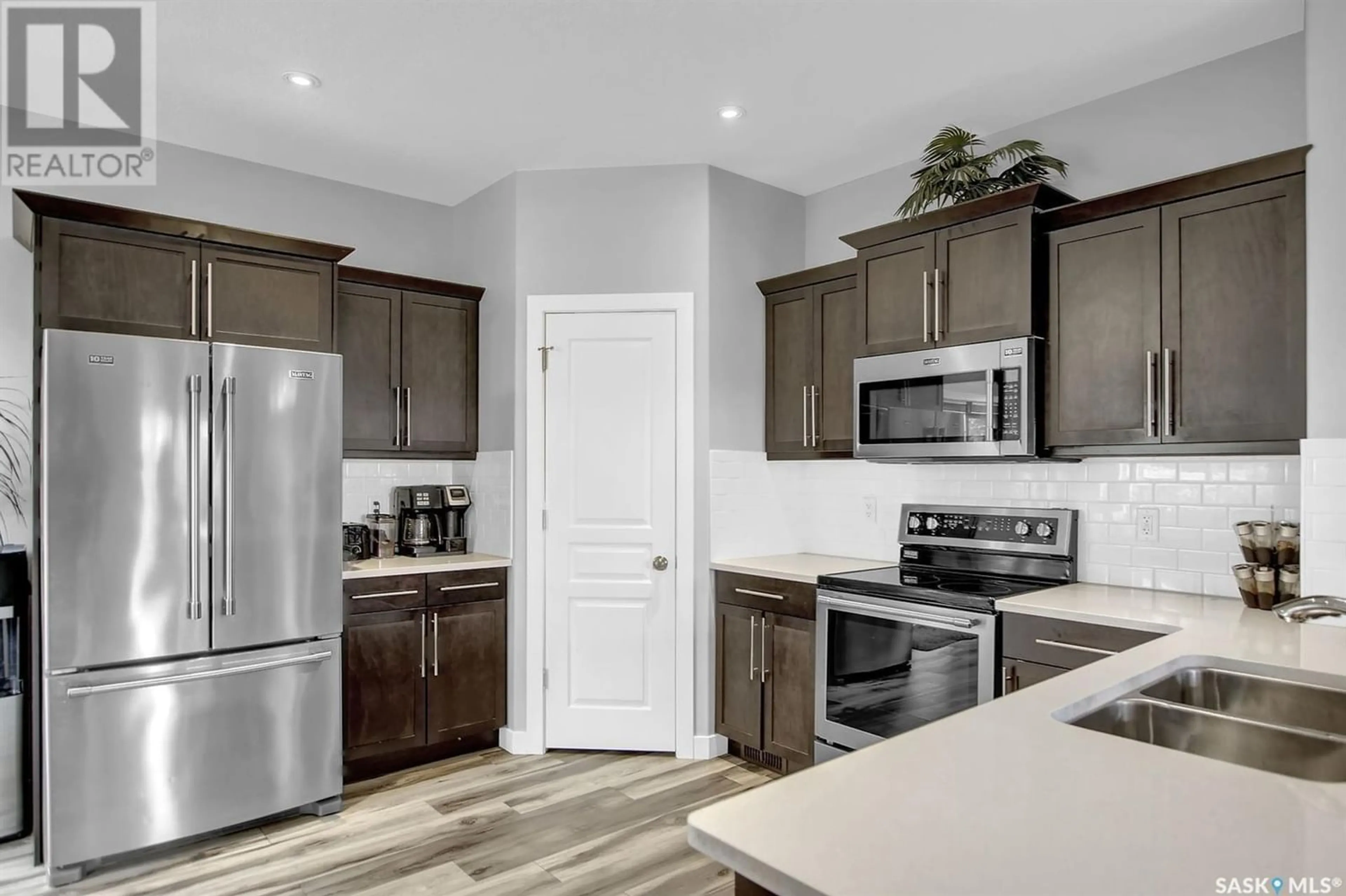 Standard kitchen for 806 GROVE AVENUE, Saskatchewan Beach Saskatchewan S0G4L0