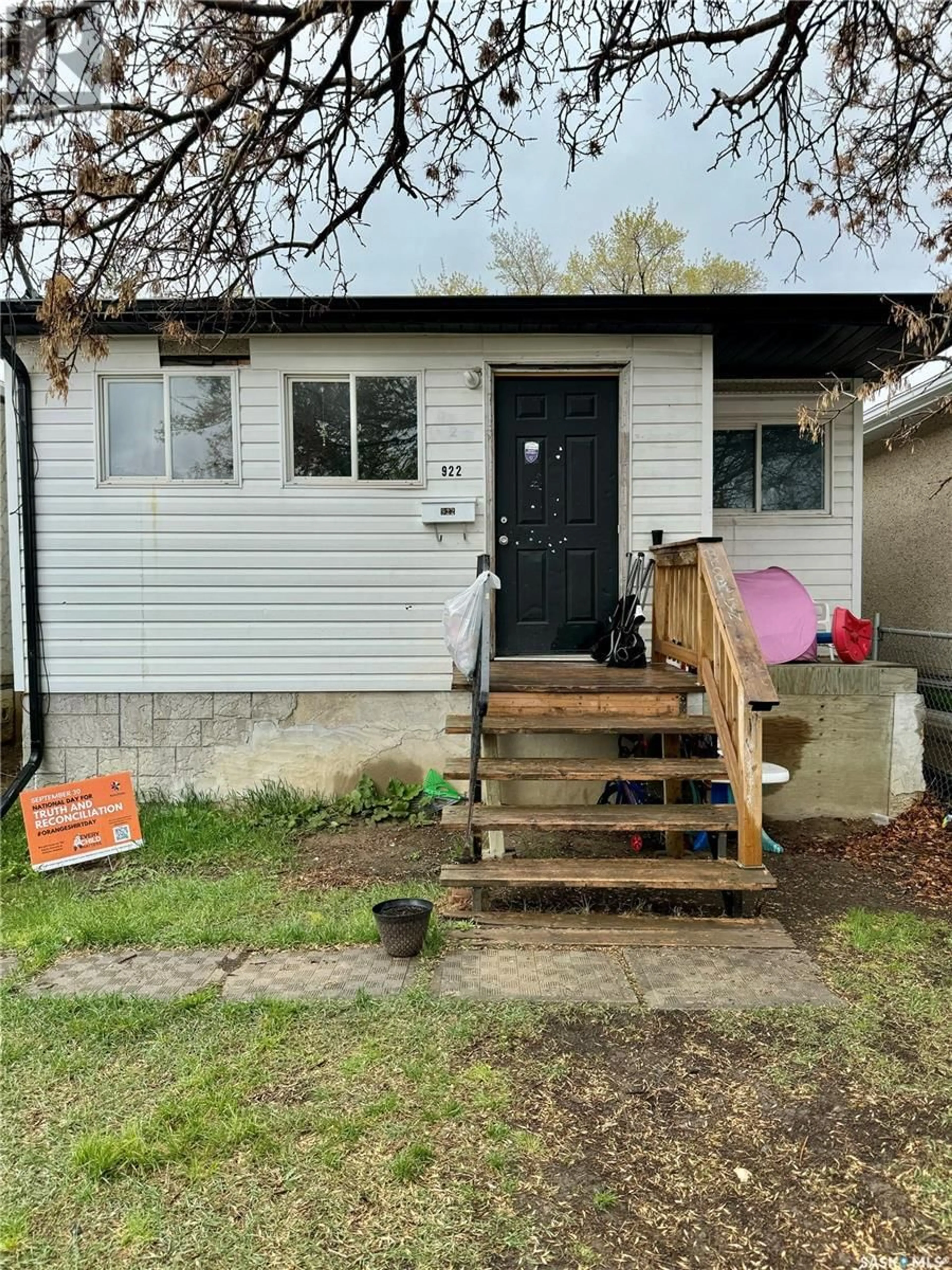 Frontside or backside of a home for 922 Garnet STREET, Regina Saskatchewan S4T2X5