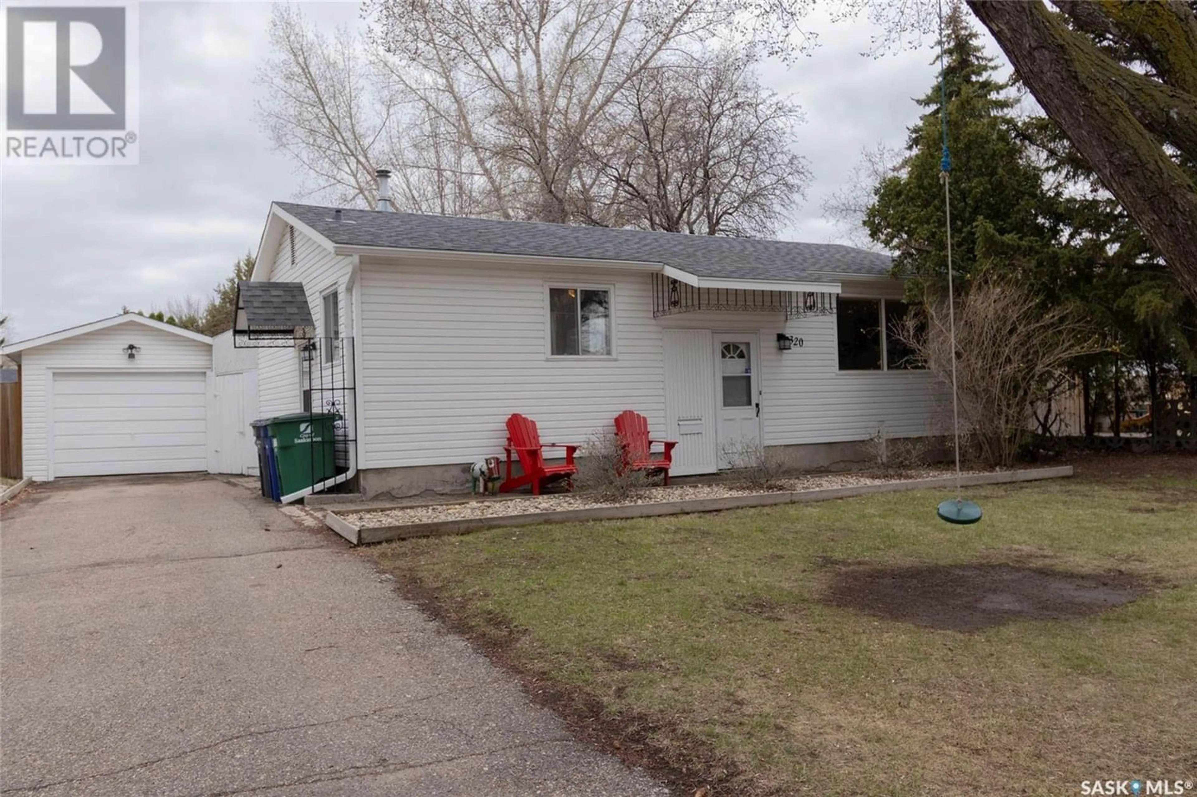 Frontside or backside of a home for 320 Simon Fraser CRESCENT, Saskatoon Saskatchewan S7H3T4