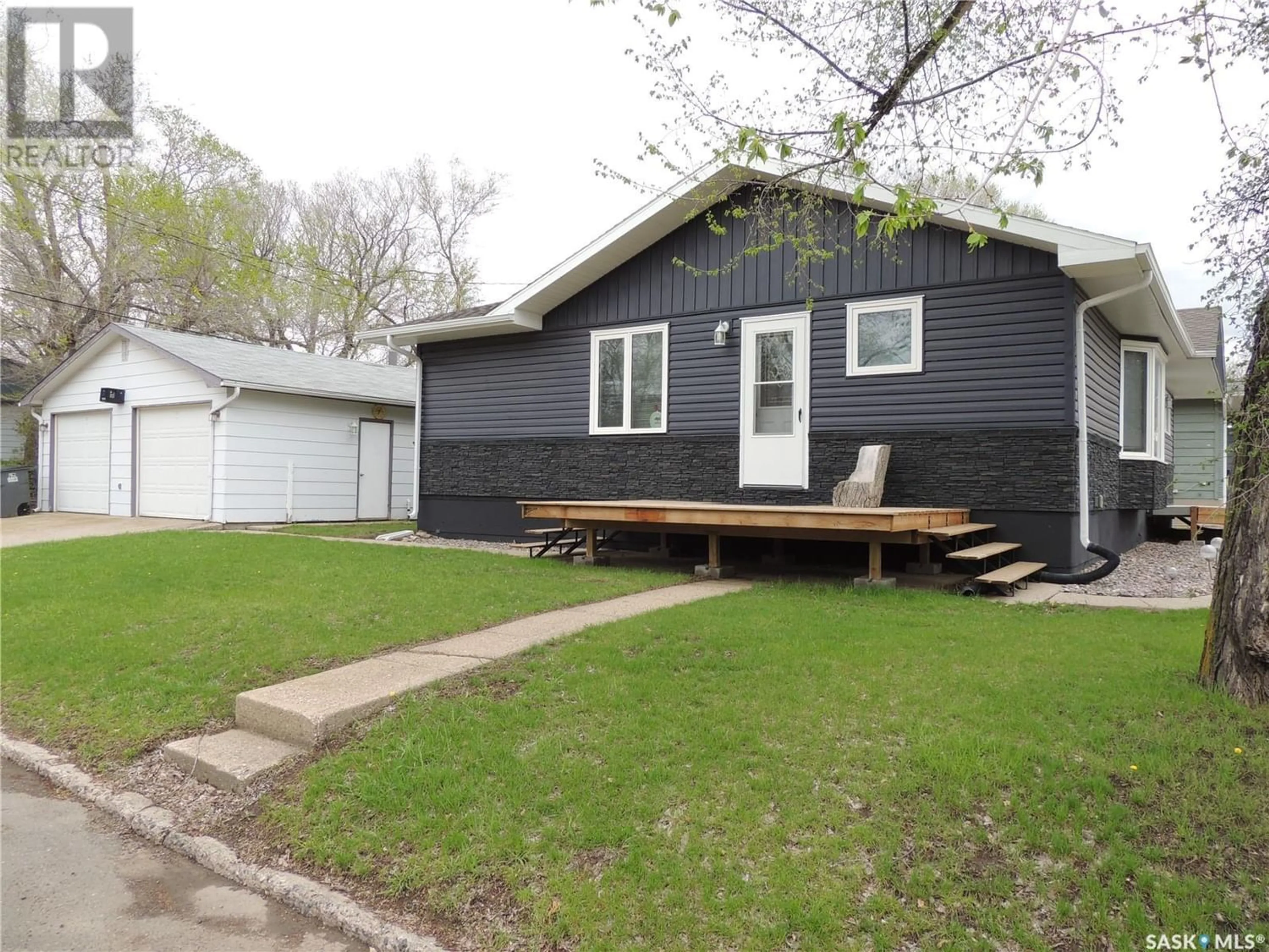 Frontside or backside of a home for 1500 Thorn CRESCENT, Estevan Saskatchewan S4A1V6