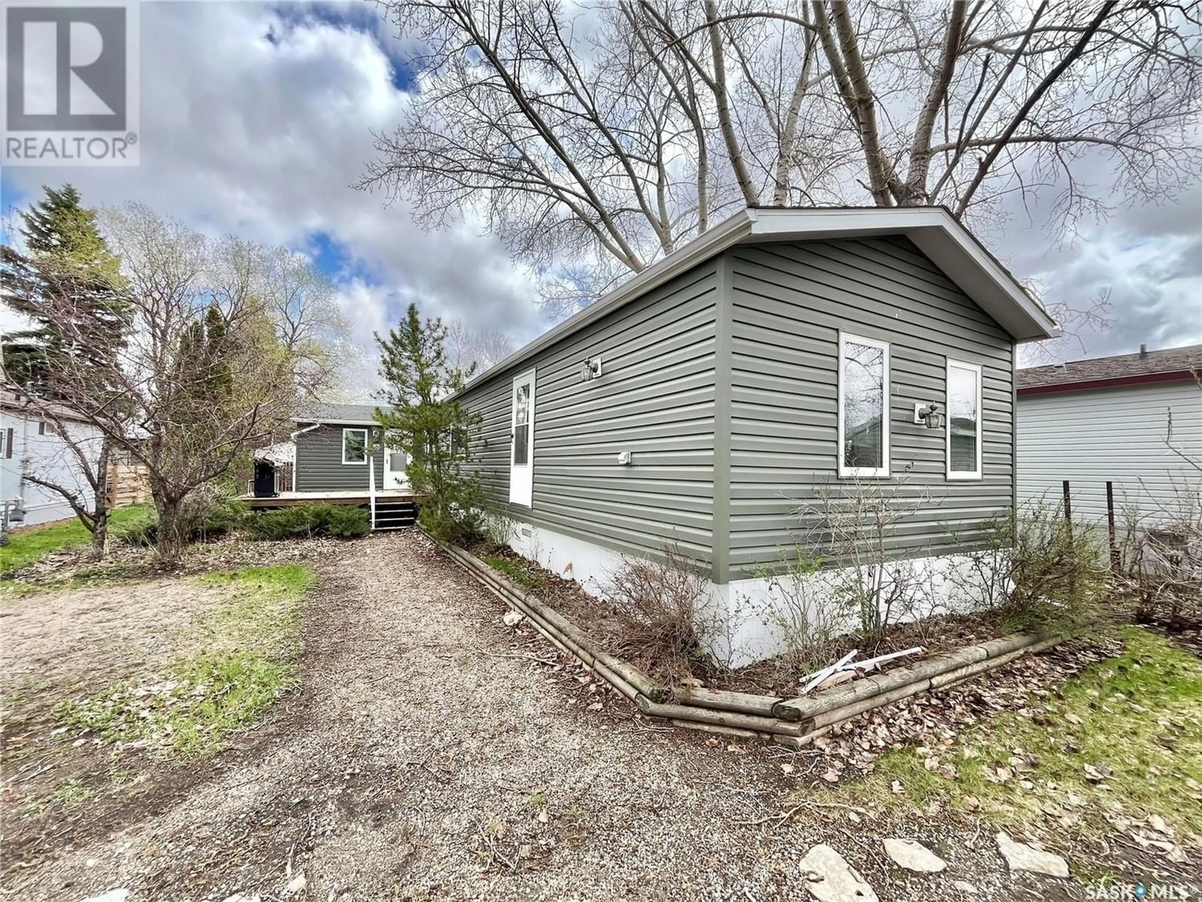 Cottage for 325 6th STREET W, Carlyle Saskatchewan S0C0R0