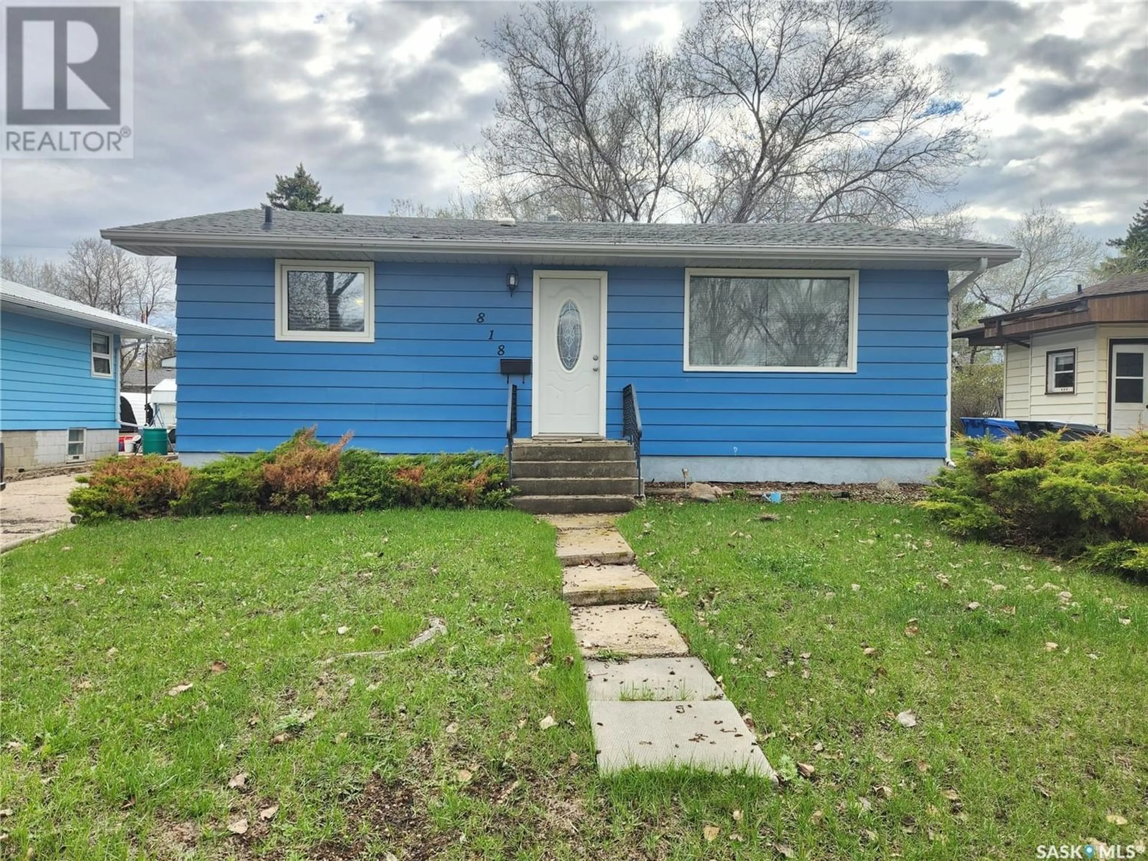 Frontside or backside of a home for 818 Mann AVENUE, Radville Saskatchewan S0C2G0