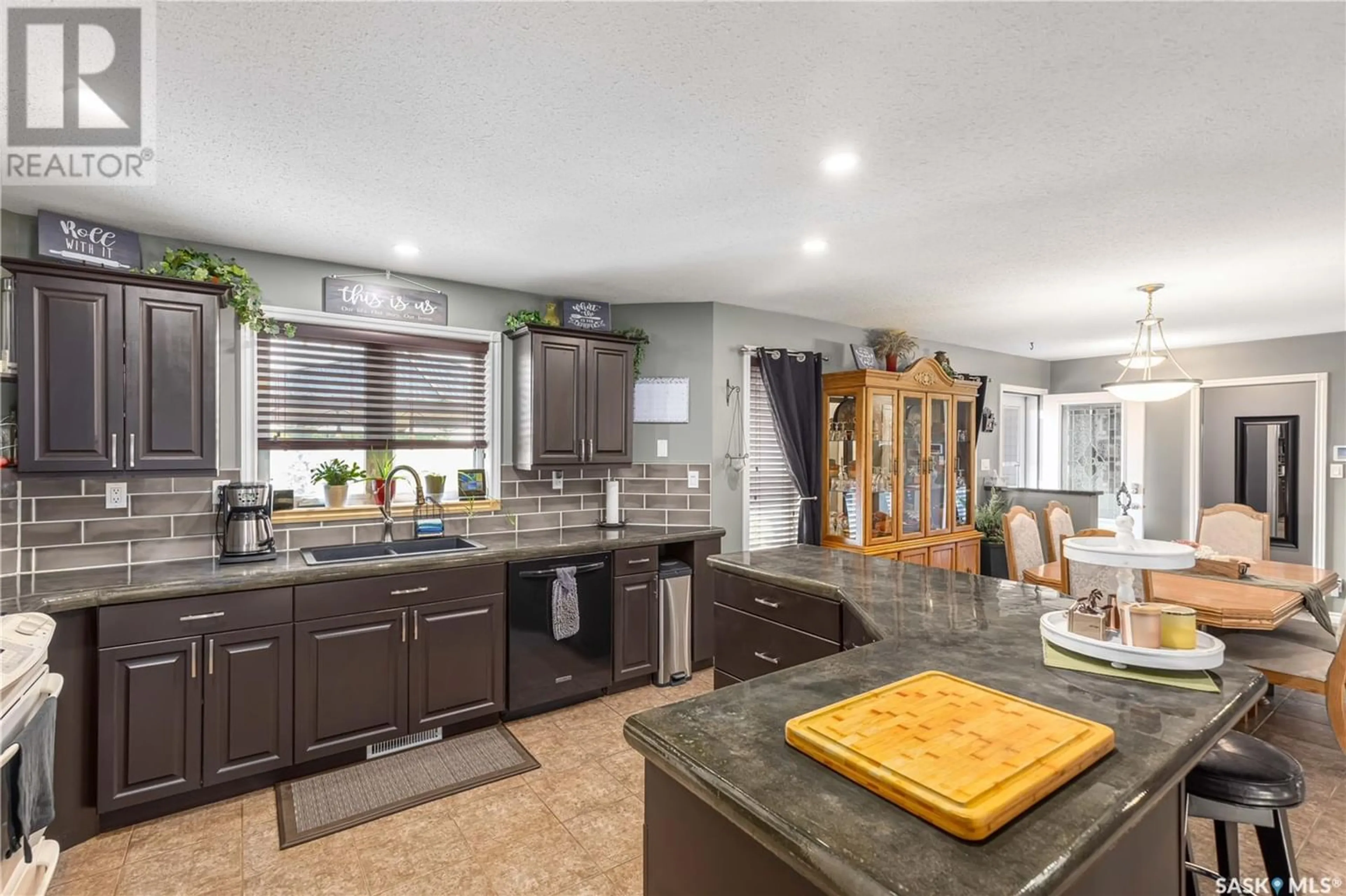 Open concept kitchen for Twin Lakes Acreage, Battle River Rm No. 438 Saskatchewan S0M0E0