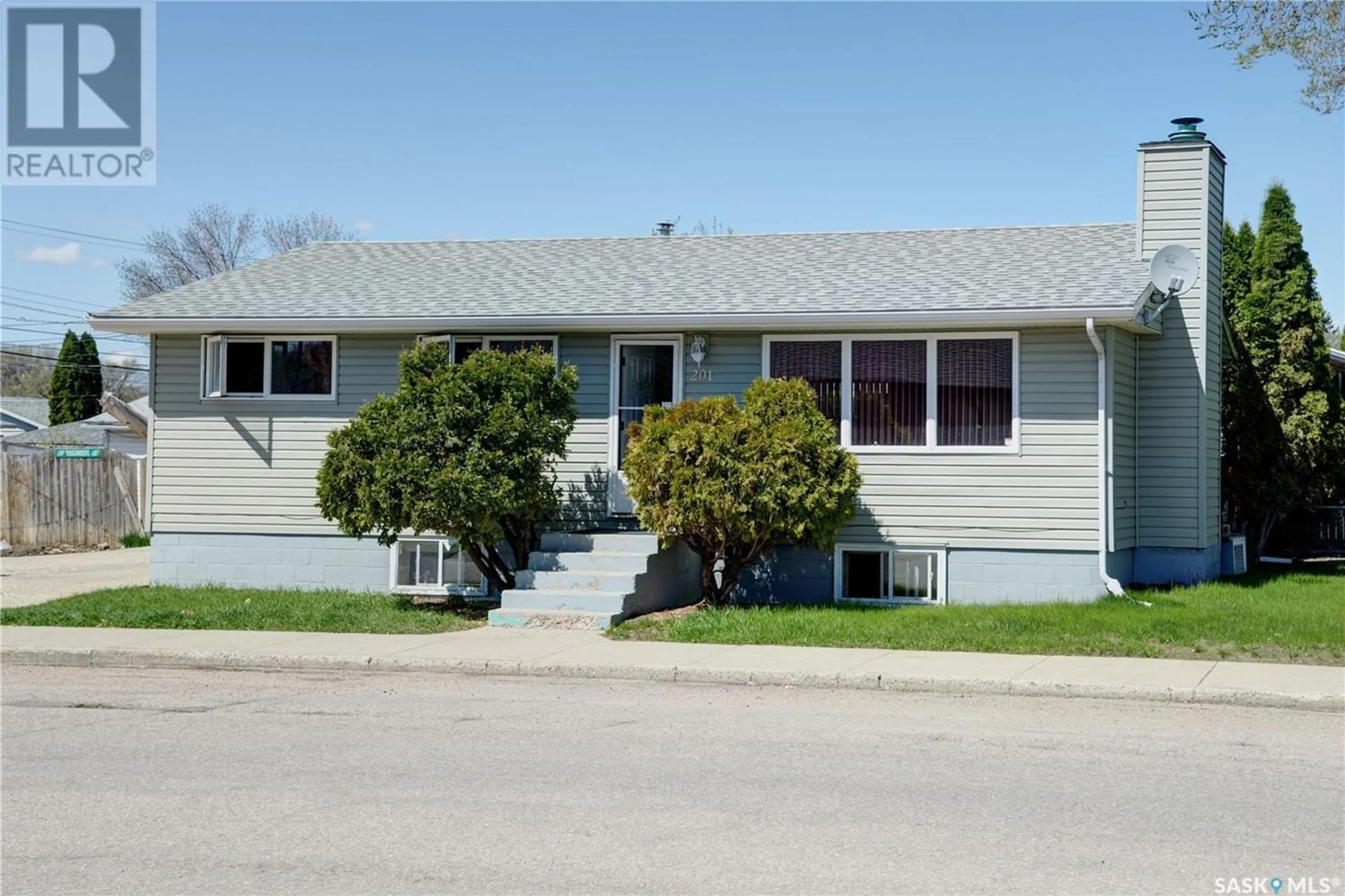 Frontside or backside of a home for 201 Witney AVENUE N, Saskatoon Saskatchewan S7L3M2