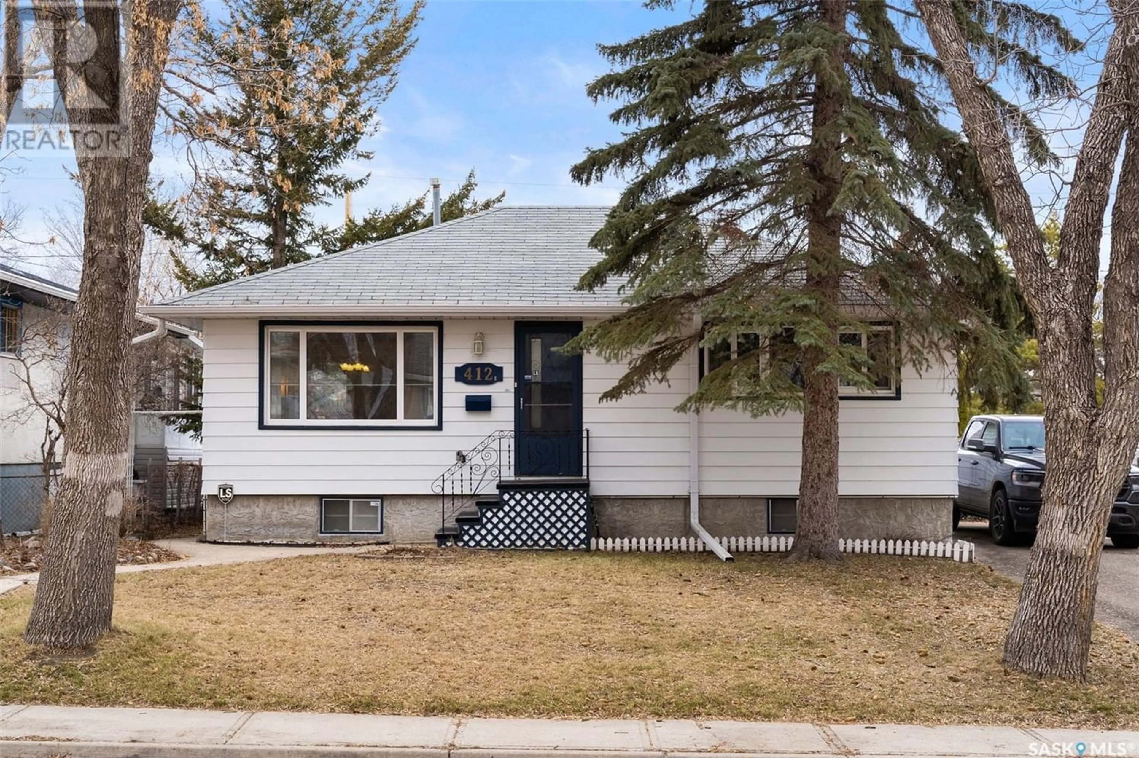 Frontside or backside of a home for 412 Mullin AVENUE E, Regina Saskatchewan S4N1C7