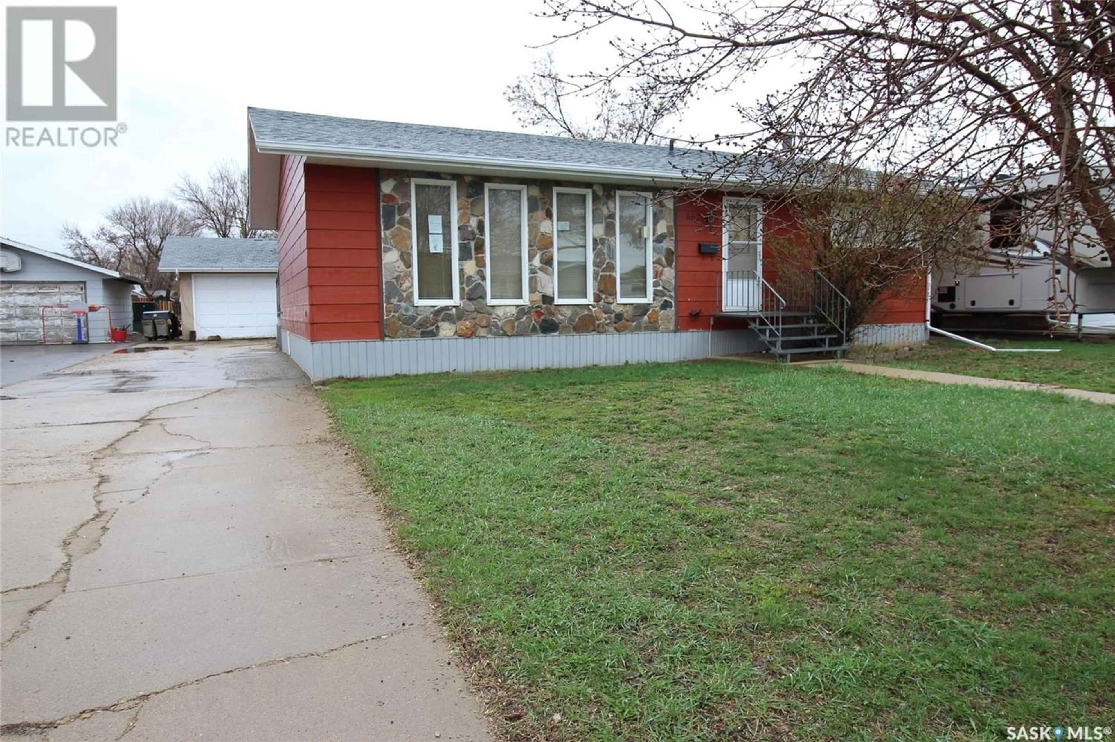 Frontside or backside of a home for 662 9th STREET W, Shaunavon Saskatchewan S0N2M0