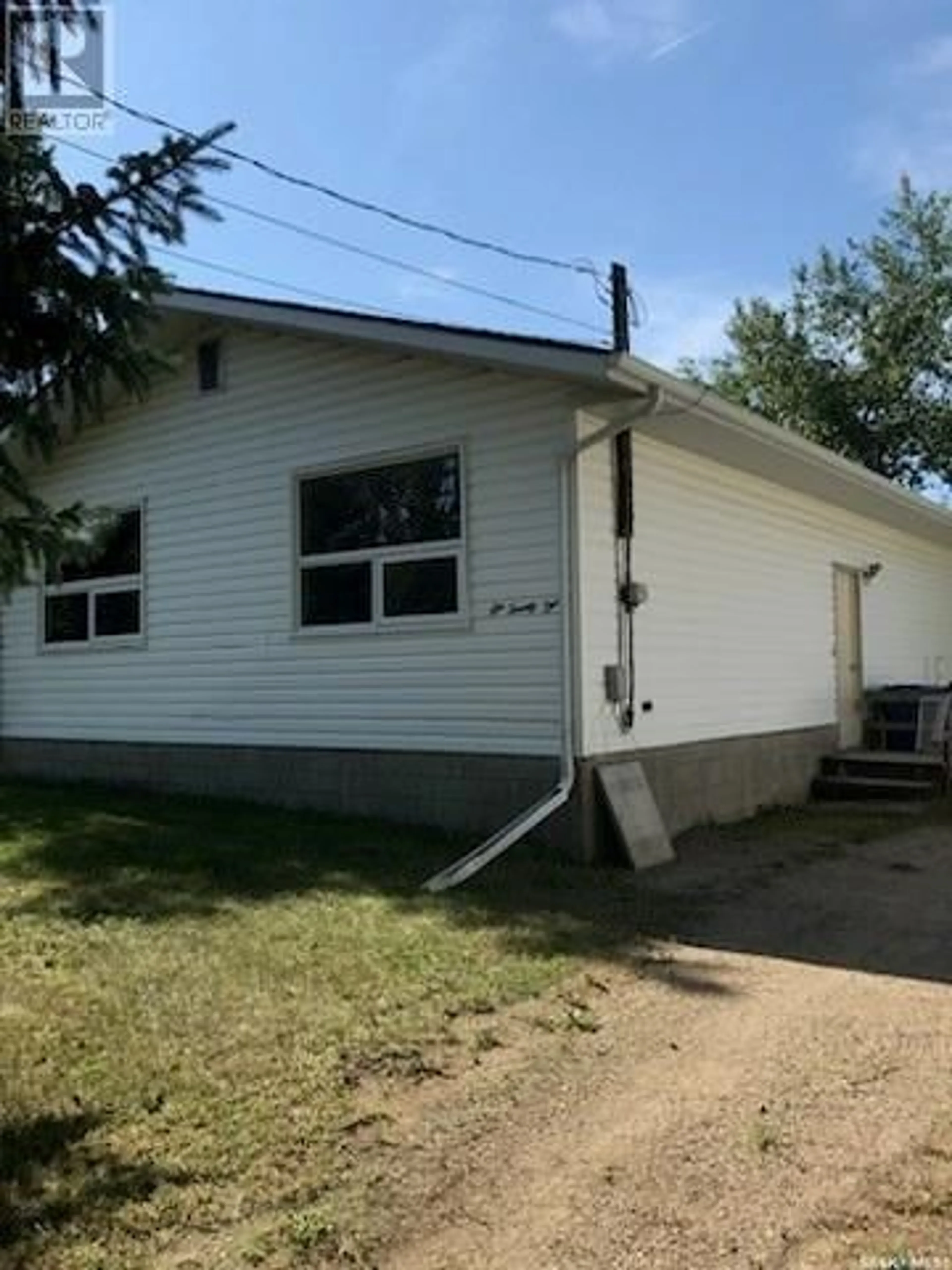 Frontside or backside of a home for 621 Beryl AVENUE, Oxbow Saskatchewan S0C2B0