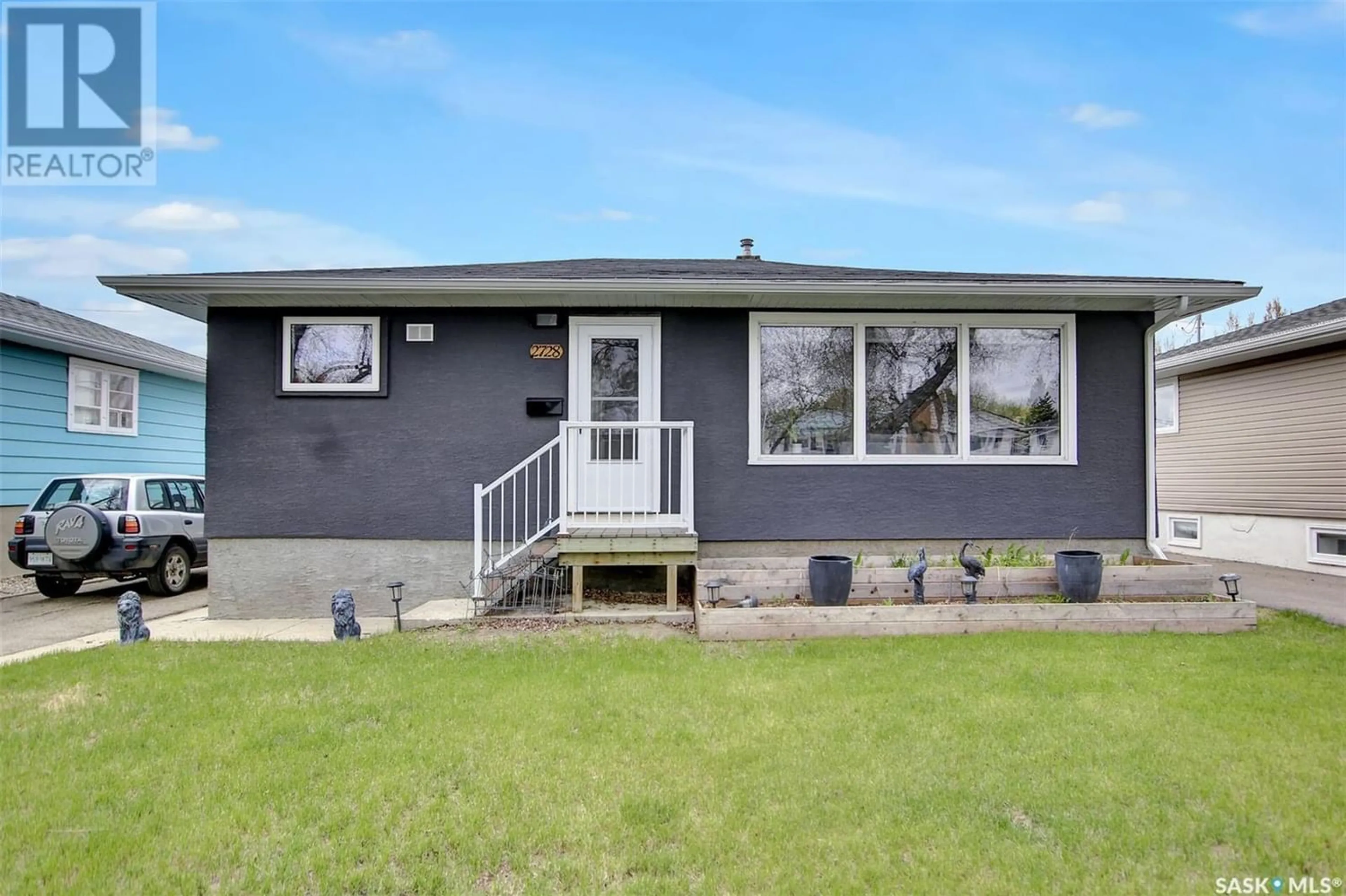 Home with vinyl exterior material for 2728 Montreal CRESCENT, Regina Saskatchewan S4P2W5