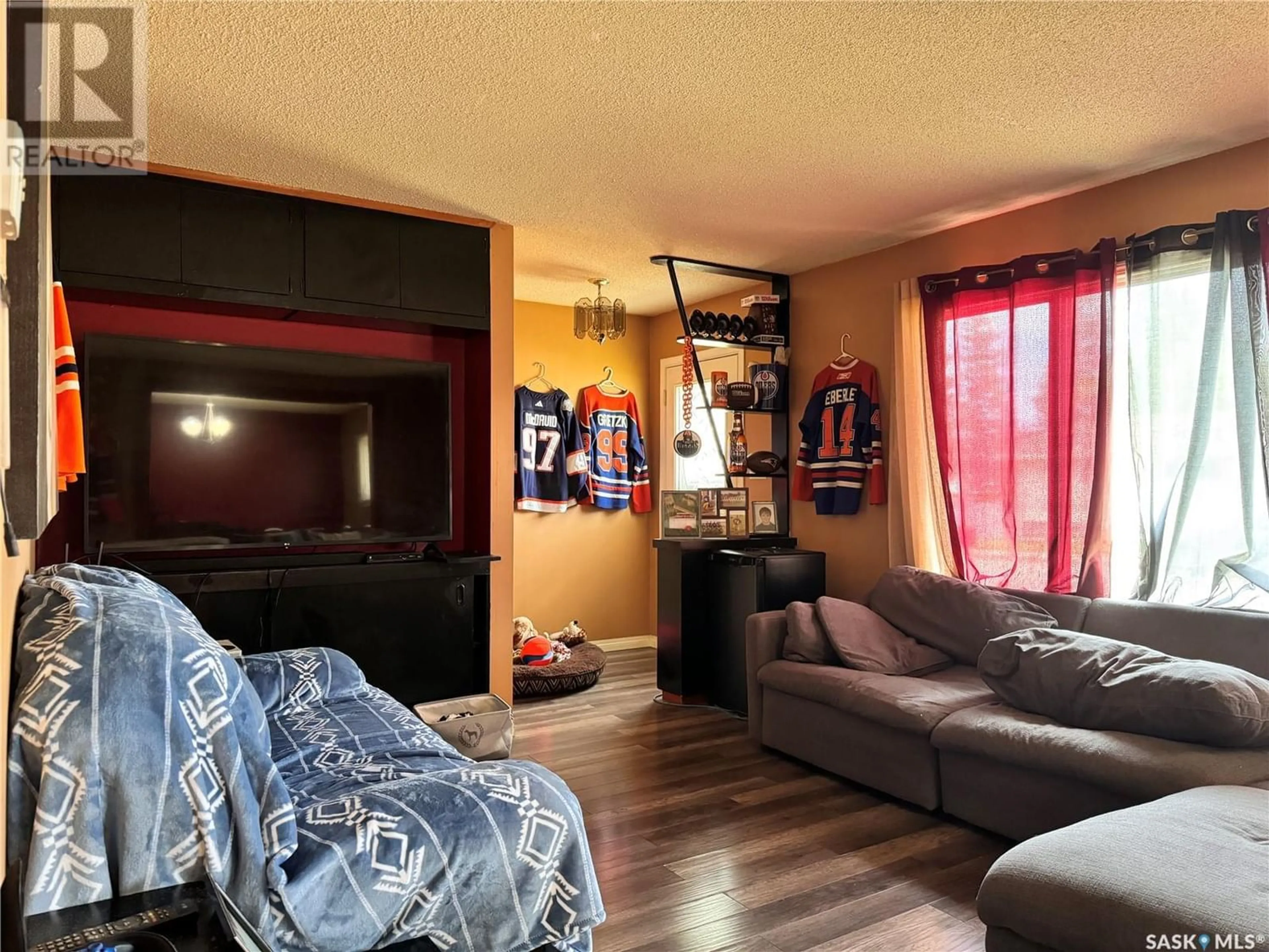 Living room for 211 9th STREET E, Wynyard Saskatchewan S0A4T0