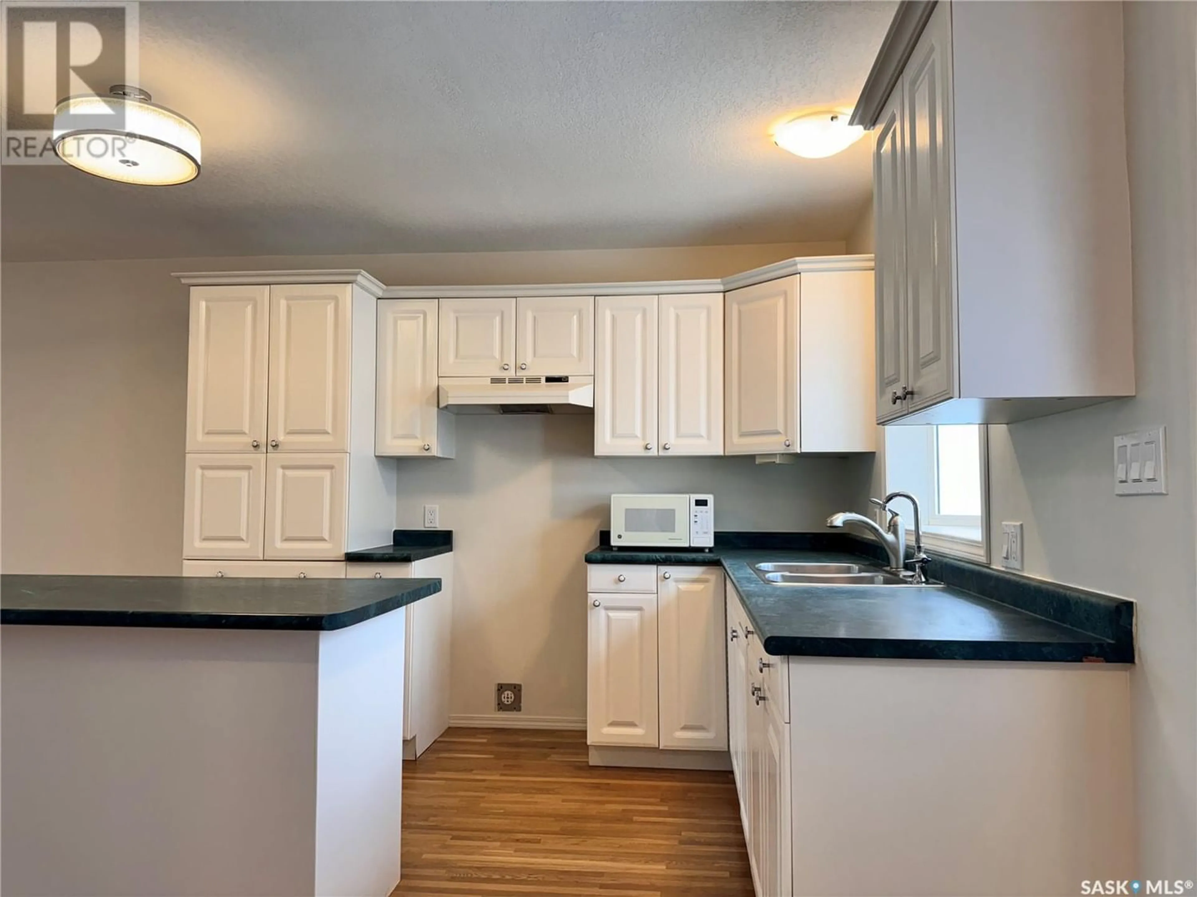 Standard kitchen, wood floors, cottage for 9 406 Tesky CRESCENT, Wynyard Saskatchewan S0A4T0