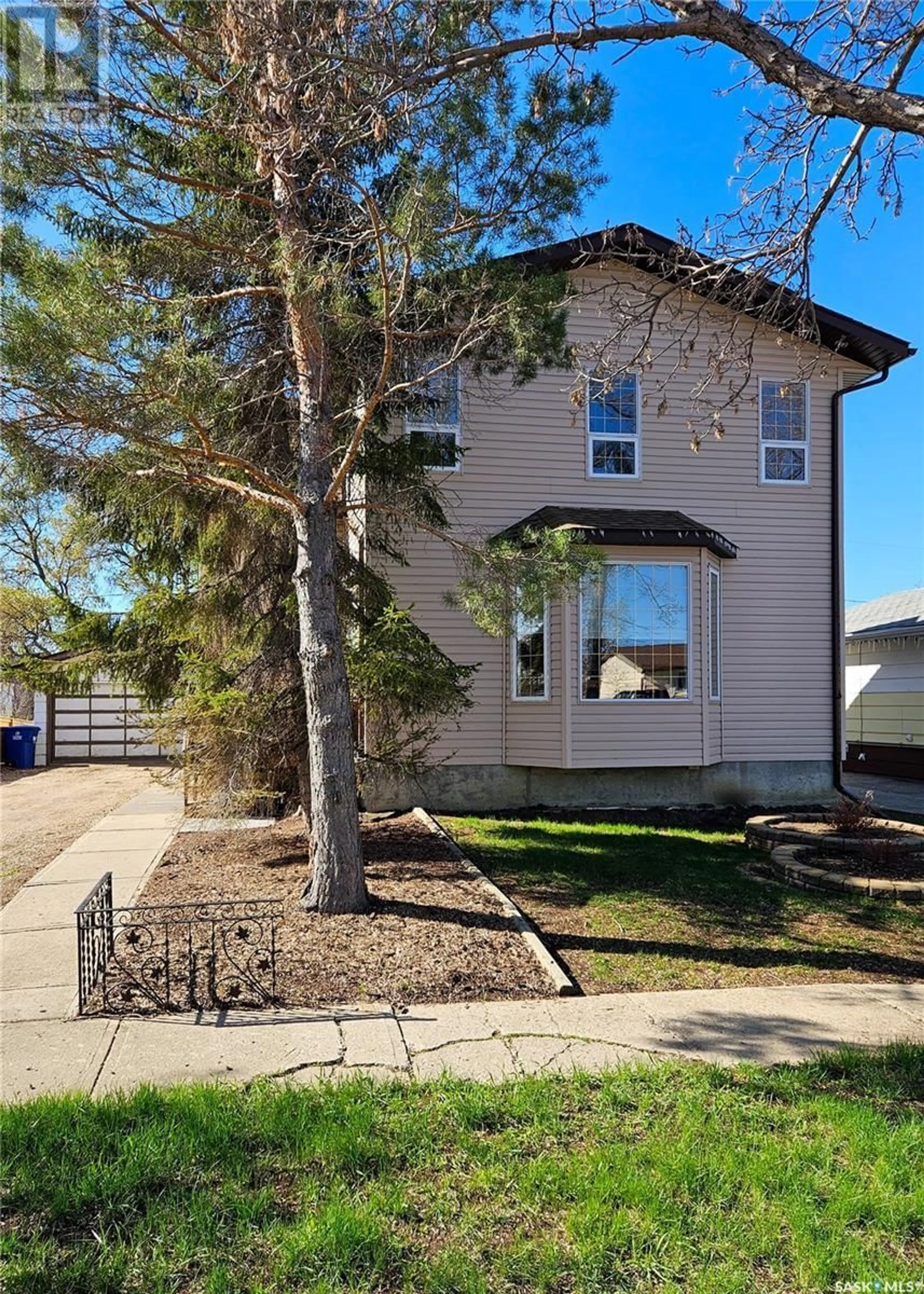 Frontside or backside of a home for 214 7th AVENUE W, Rosetown Saskatchewan S0L2V0