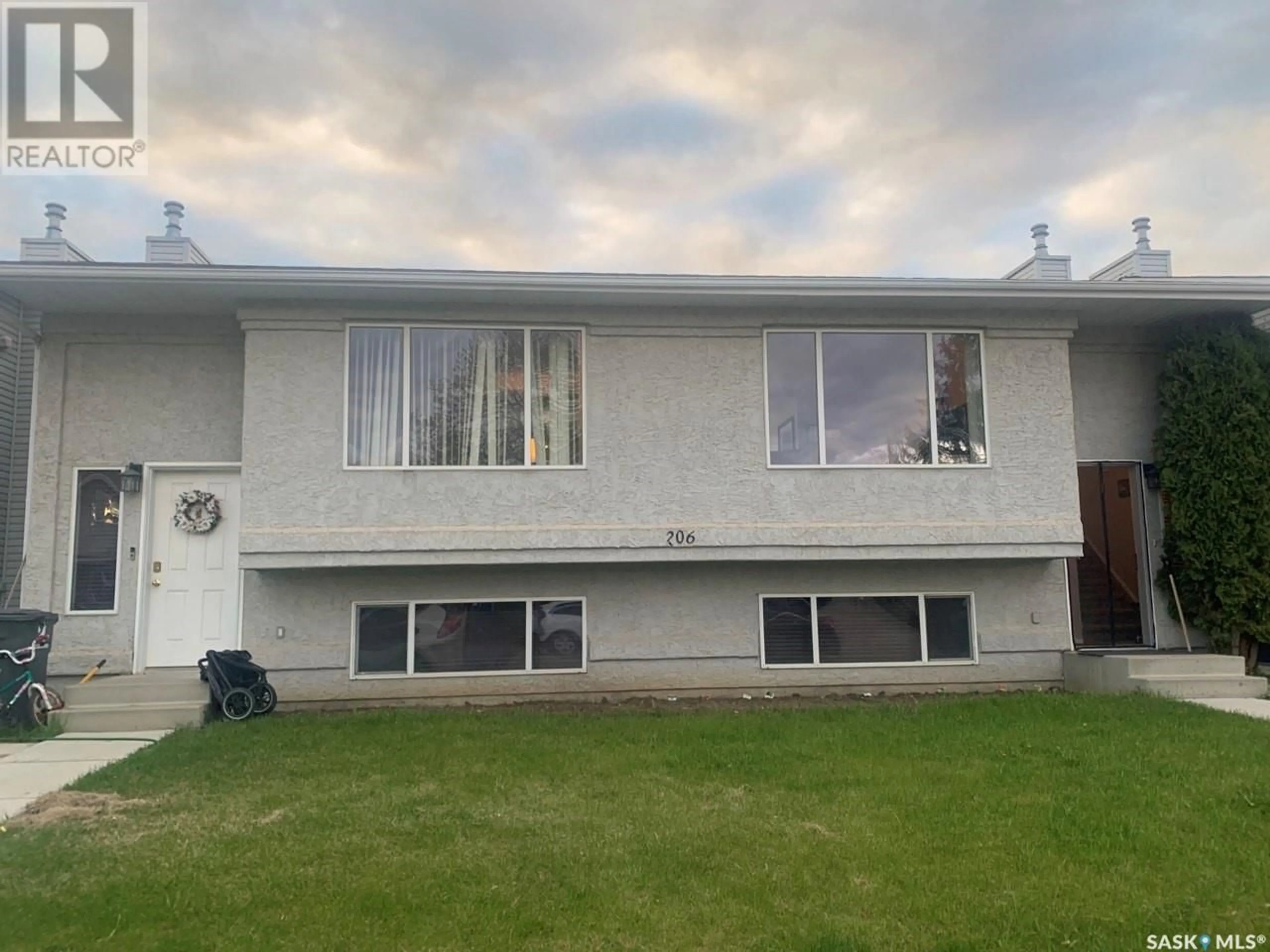 Frontside or backside of a home for 206 Imperial STREET, Saskatoon Saskatchewan S7N1Z9