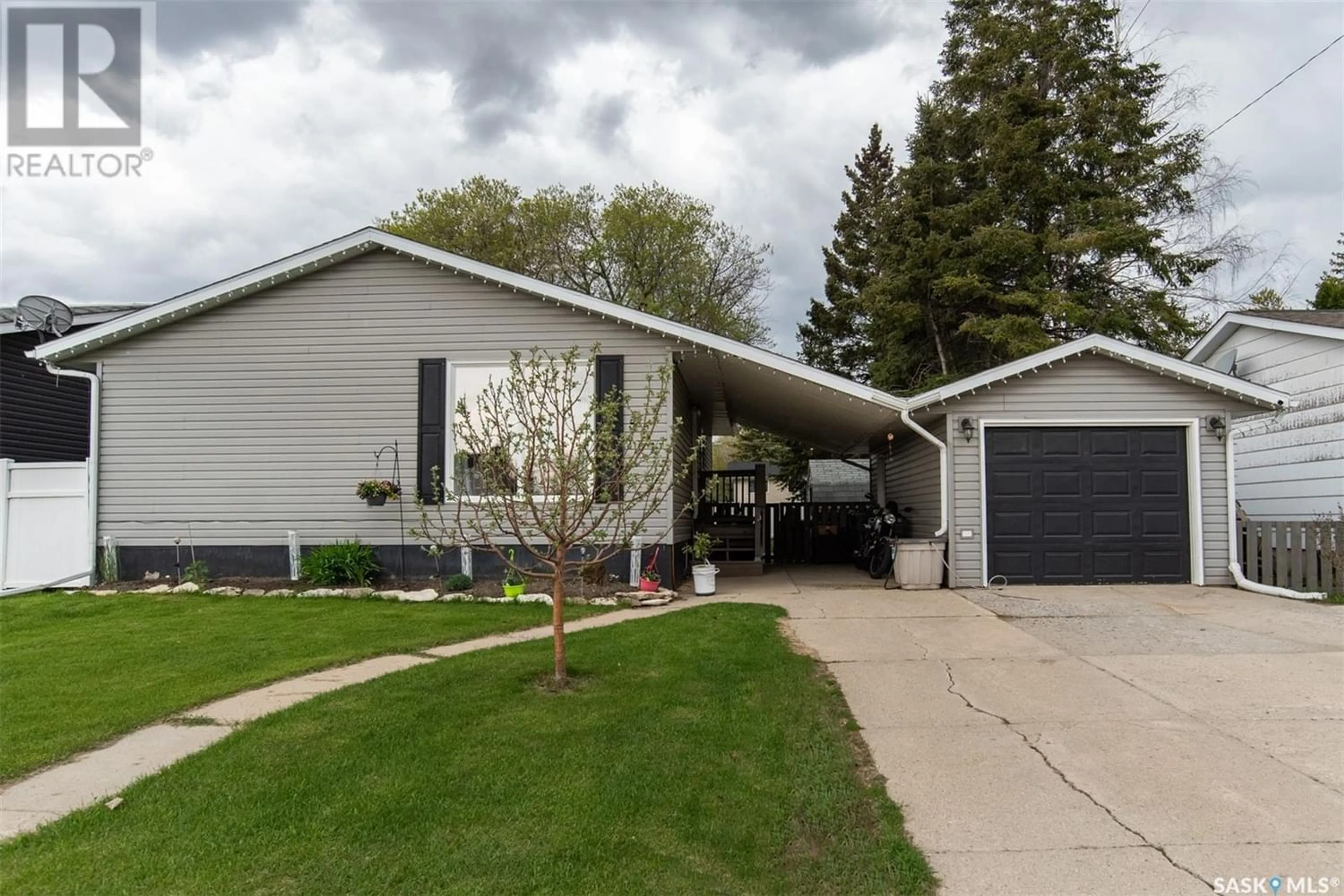 Home with vinyl exterior material for 511 9th STREET E, Wynyard Saskatchewan S0A4T0
