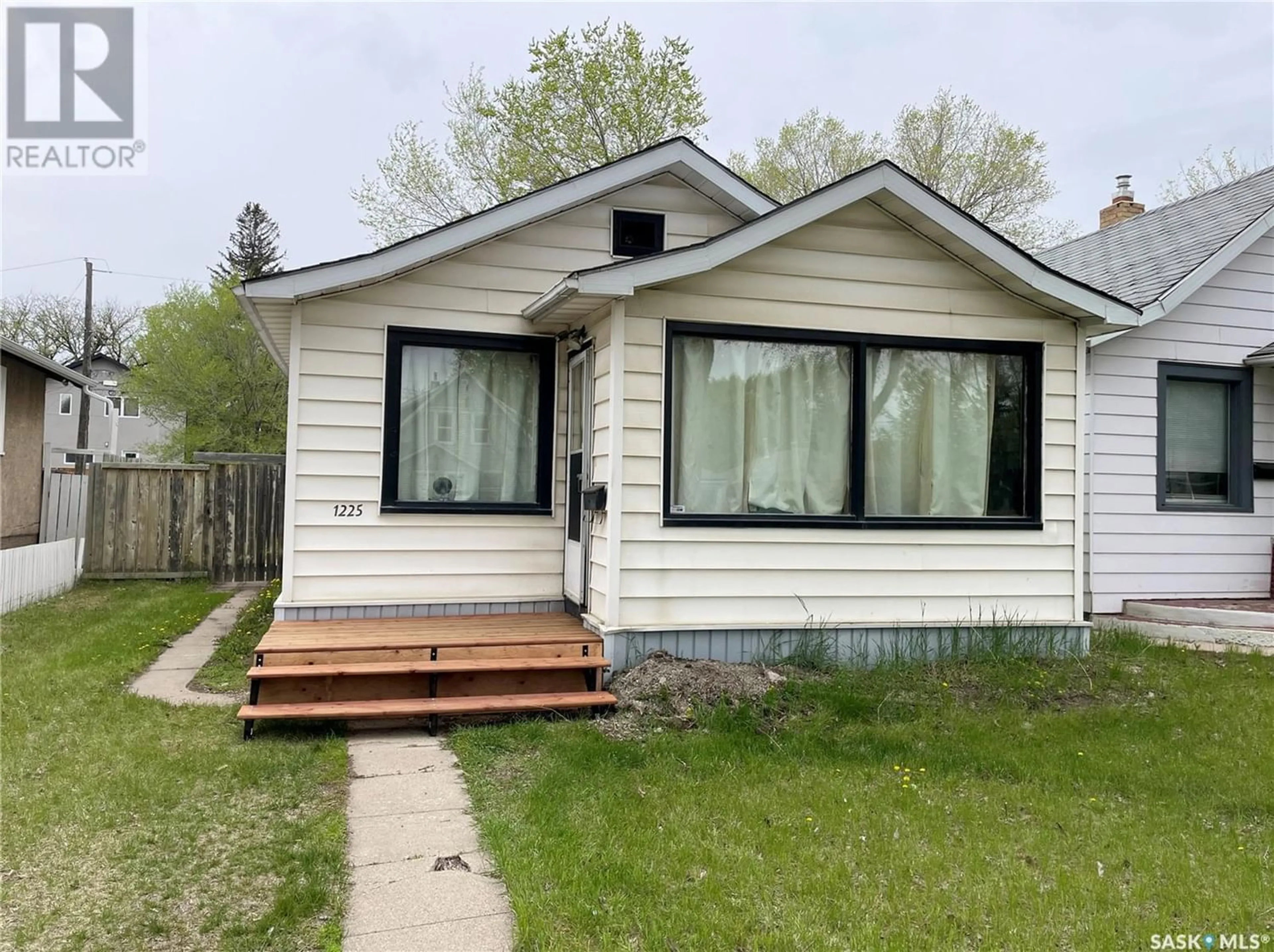 Outside view for 1225 C AVENUE N, Saskatoon Saskatchewan S7L1K6