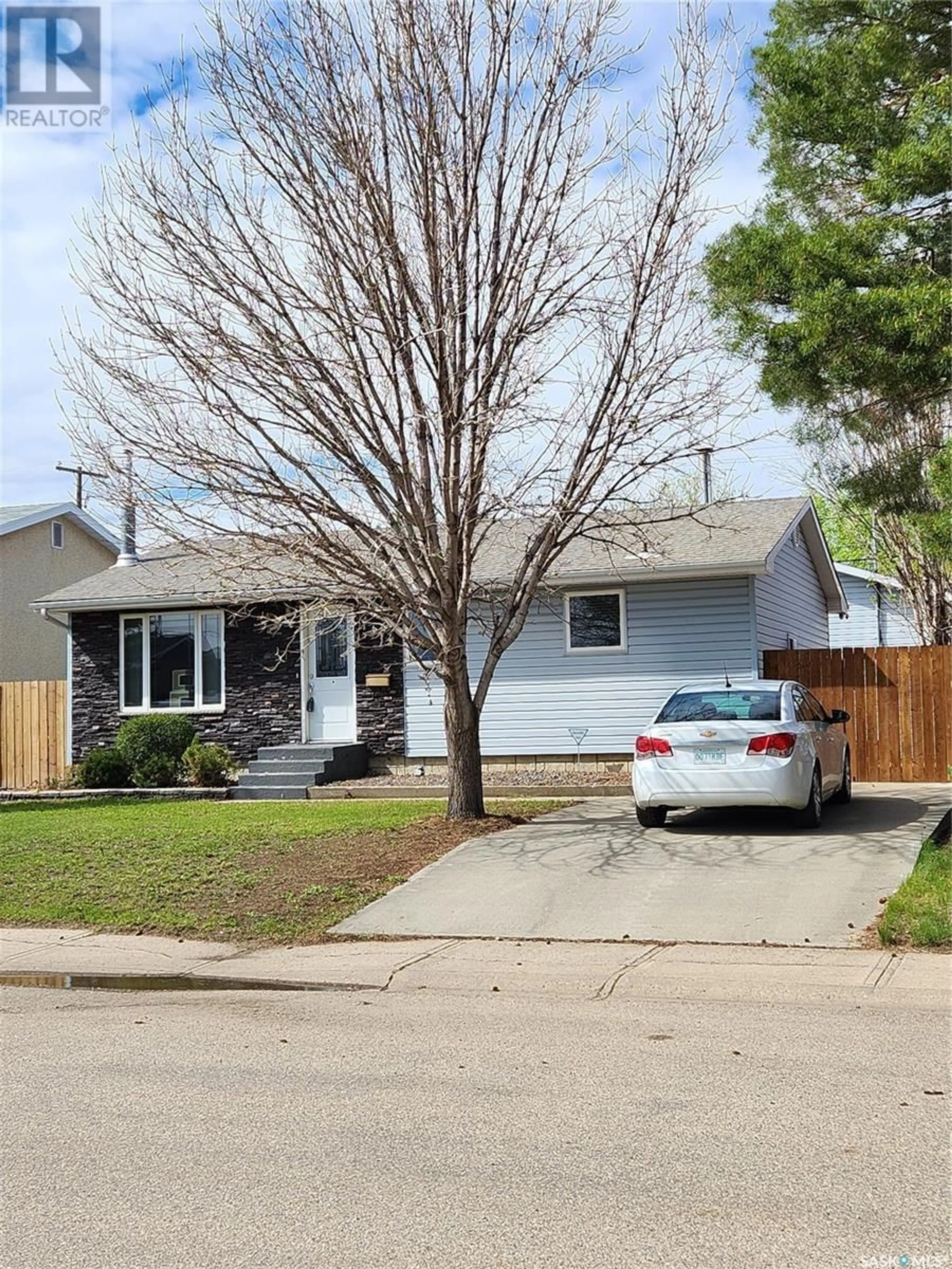 Frontside or backside of a home for 1412 Hochelaga STREET W, Moose Jaw Saskatchewan S6H6G5