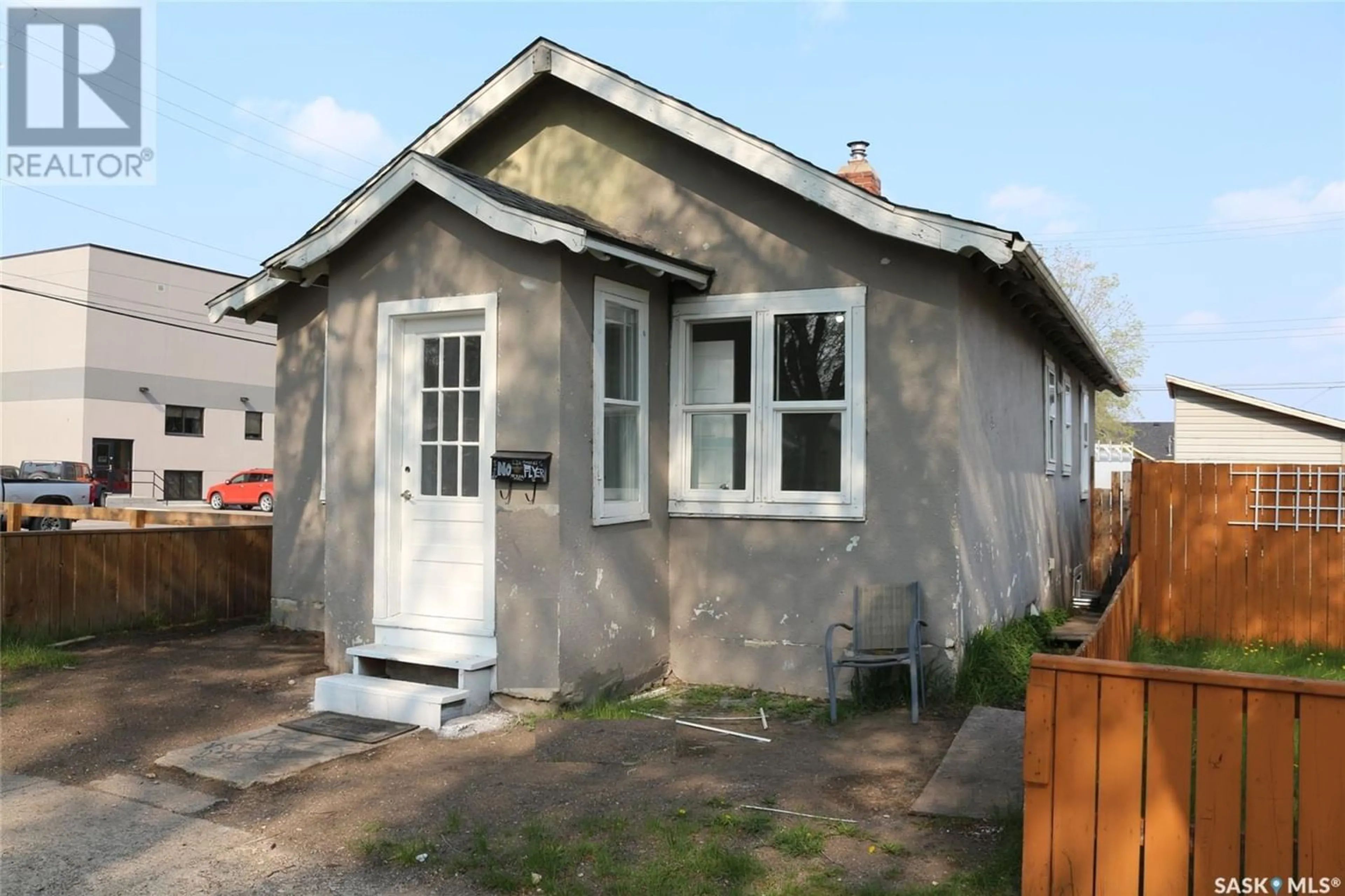 Outside view for 116 J AVENUE S, Saskatoon Saskatchewan S7M2A1