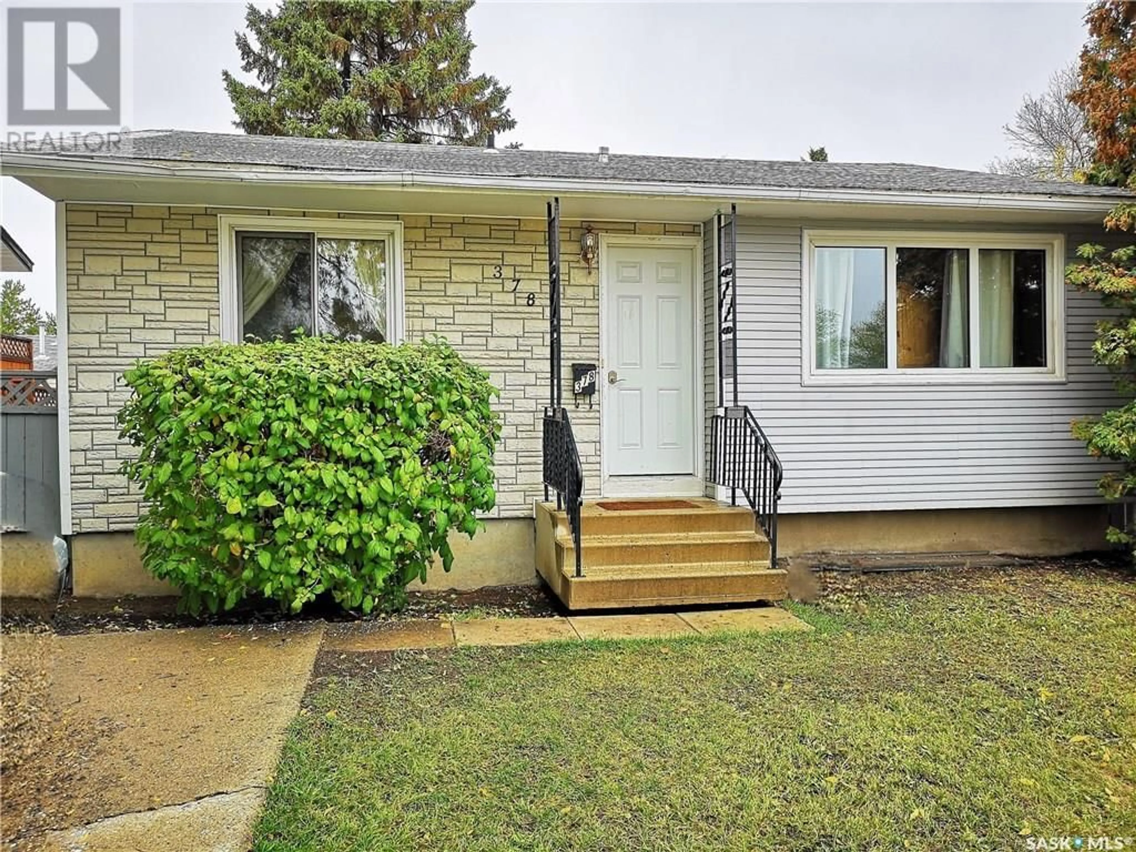 Home with vinyl exterior material for 378 Lloyd CRESCENT, Saskatoon Saskatchewan S7L4Z3