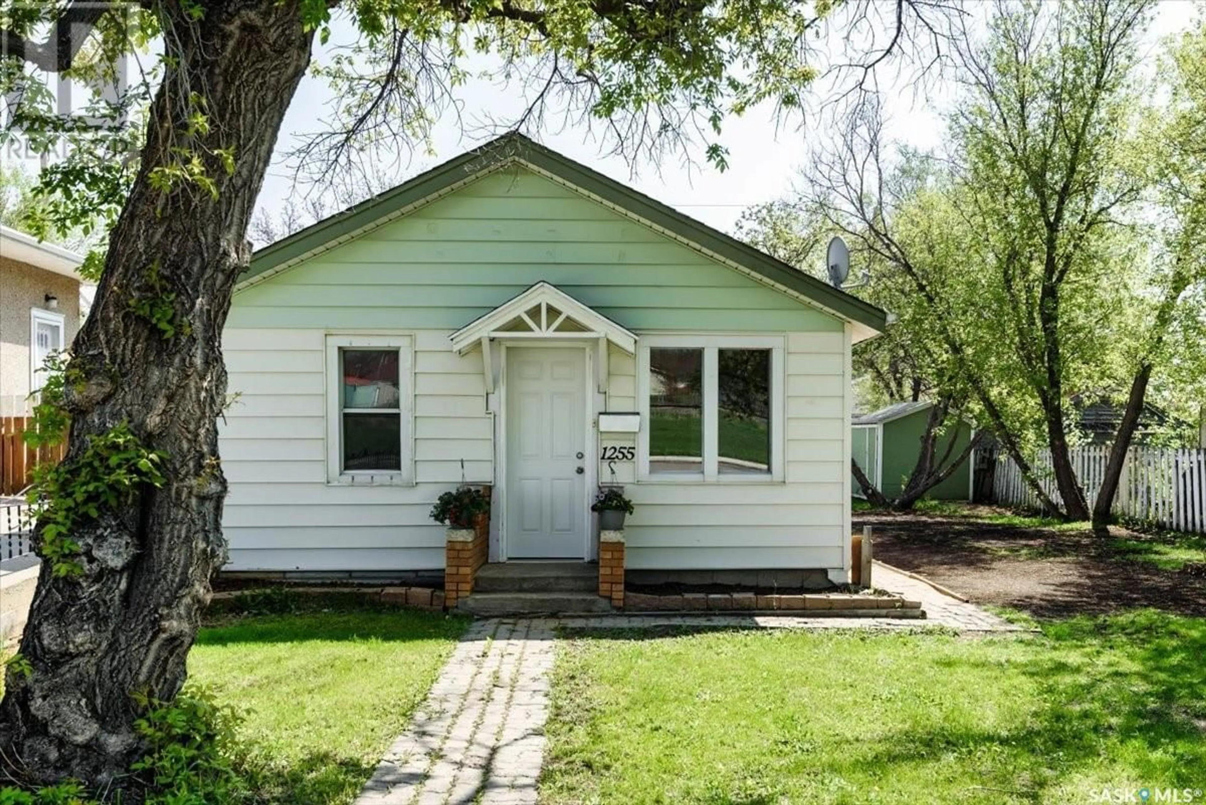 Cottage for 1255 Edgar STREET, Regina Saskatchewan S4N3J8