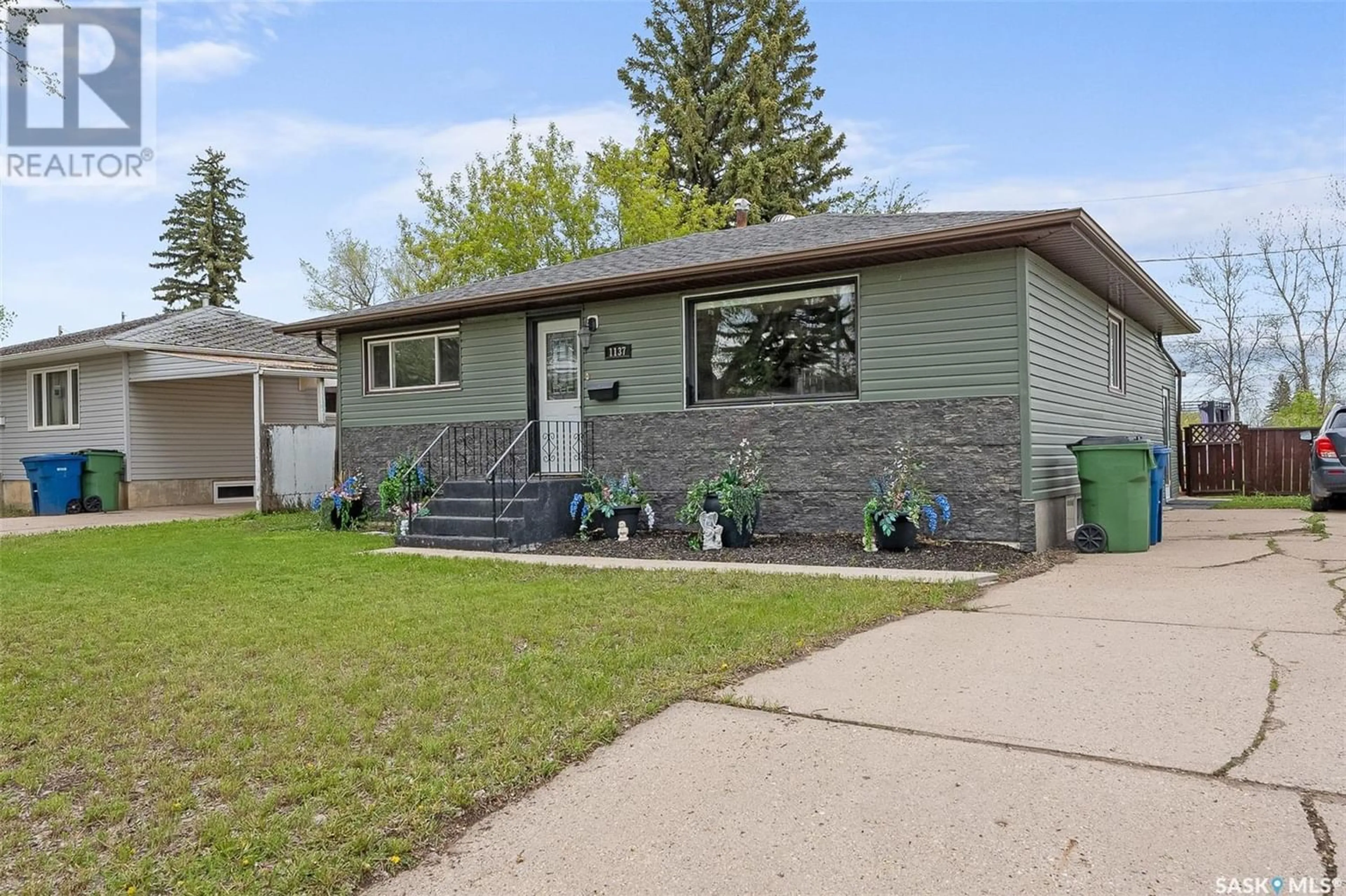 Frontside or backside of a home for 1137 13th AVENUE NW, Moose Jaw Saskatchewan S6H4N5