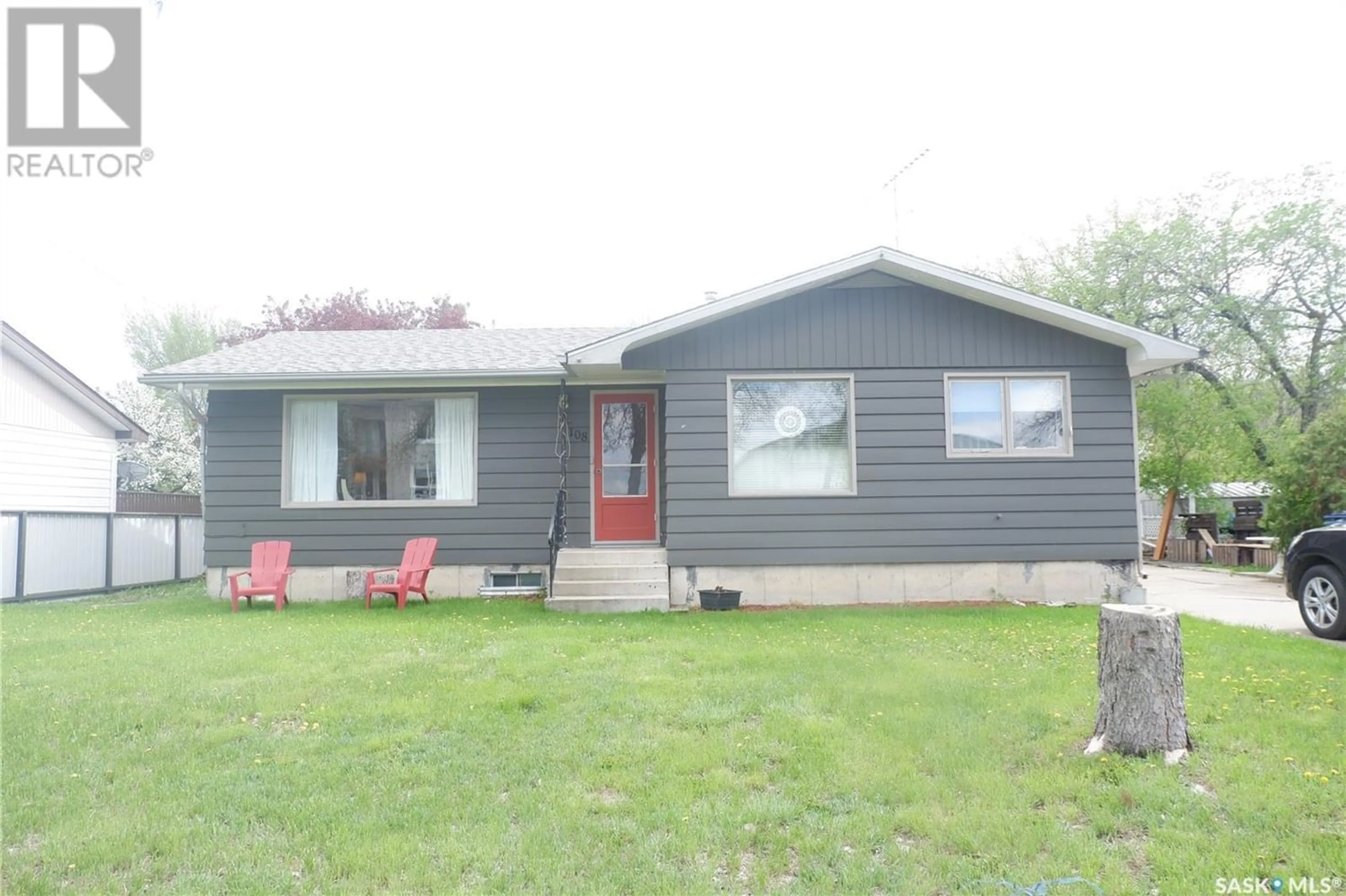 Frontside or backside of a home for 108 3rd AVENUE E, Gravelbourg Saskatchewan S0H1X0
