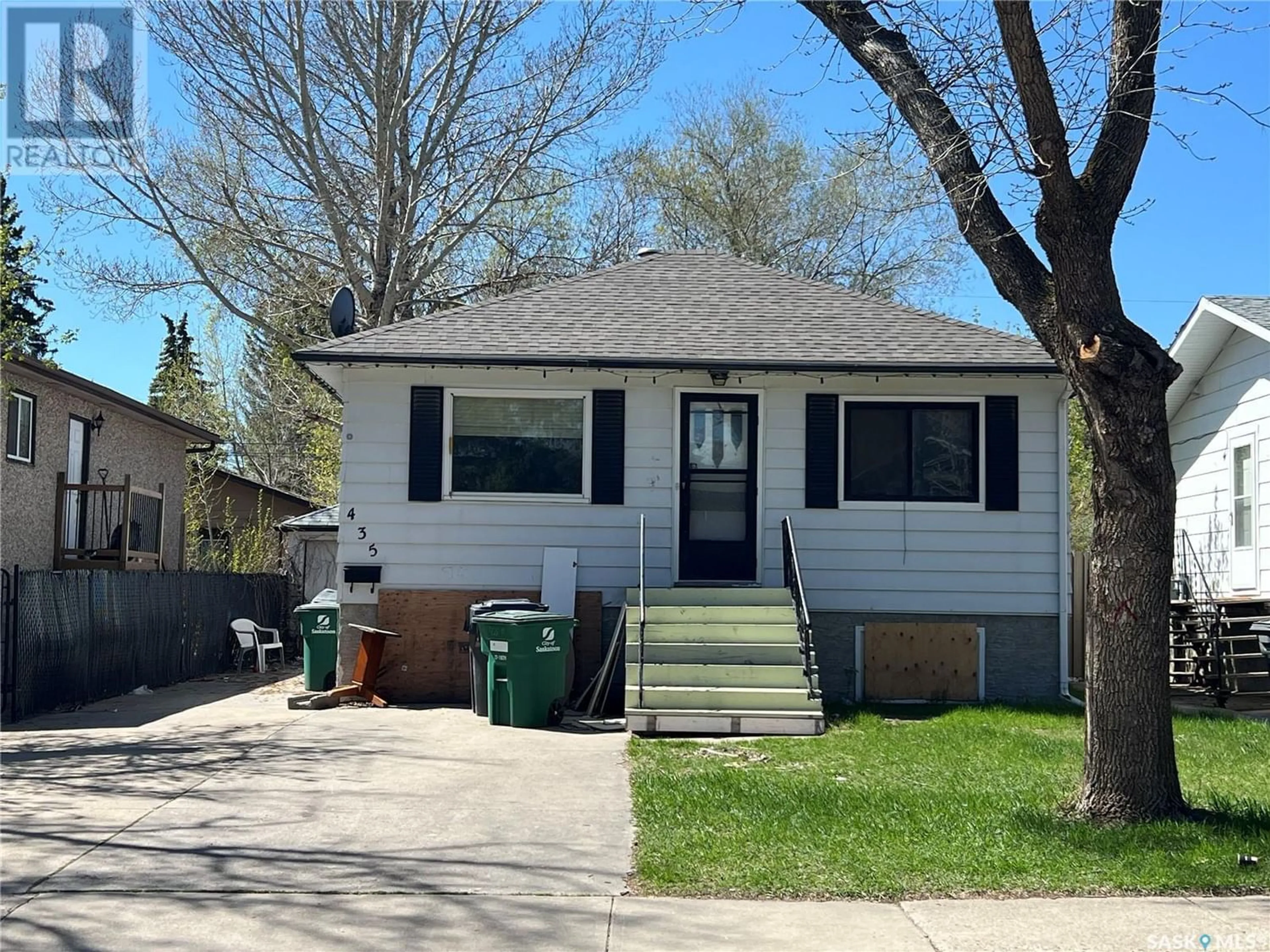 Frontside or backside of a home for 435 S AVENUE S, Saskatoon Saskatchewan S7M3A3