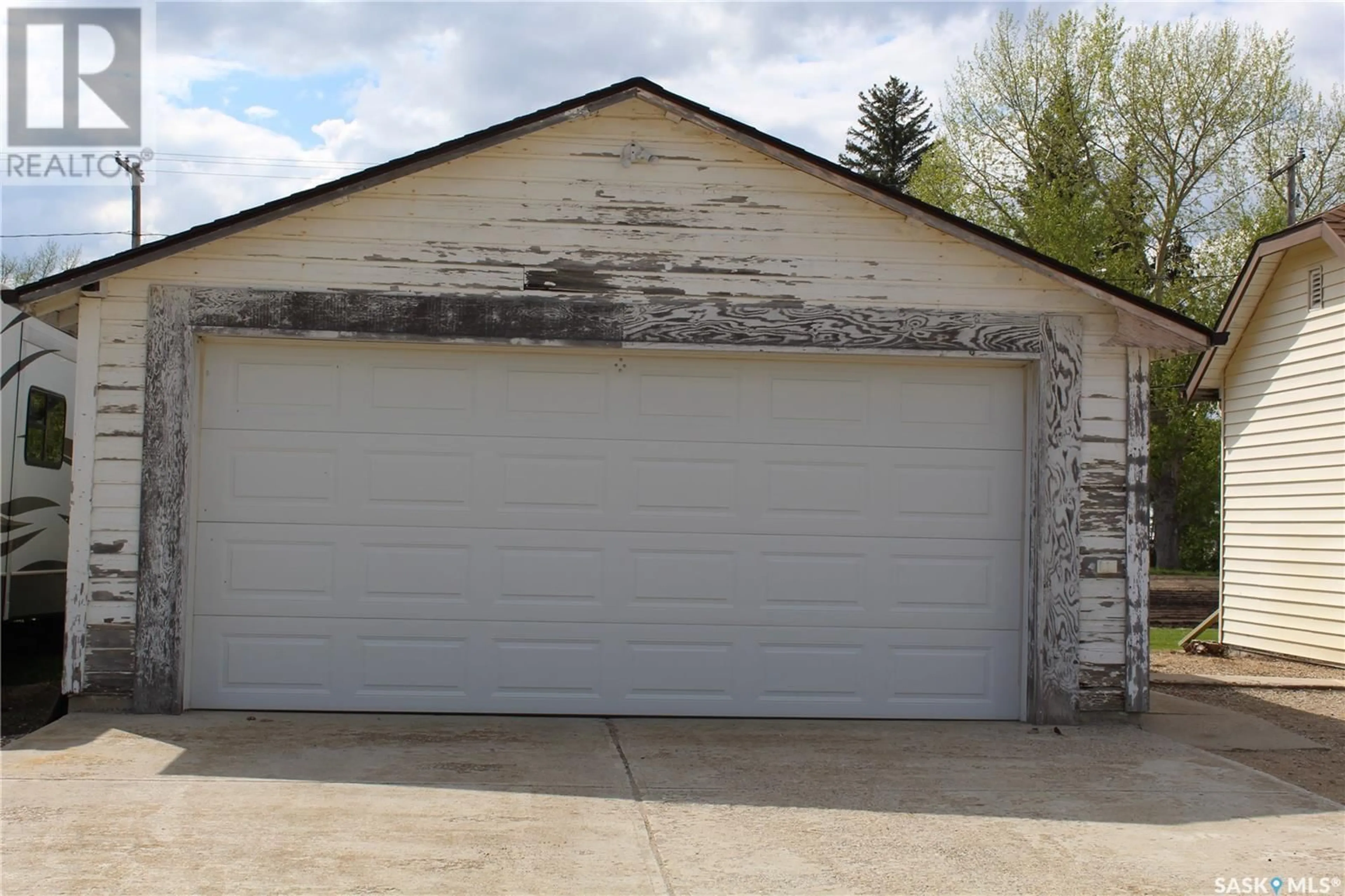 Indoor garage for 613 1st AVENUE, Cudworth Saskatchewan S0K1B0