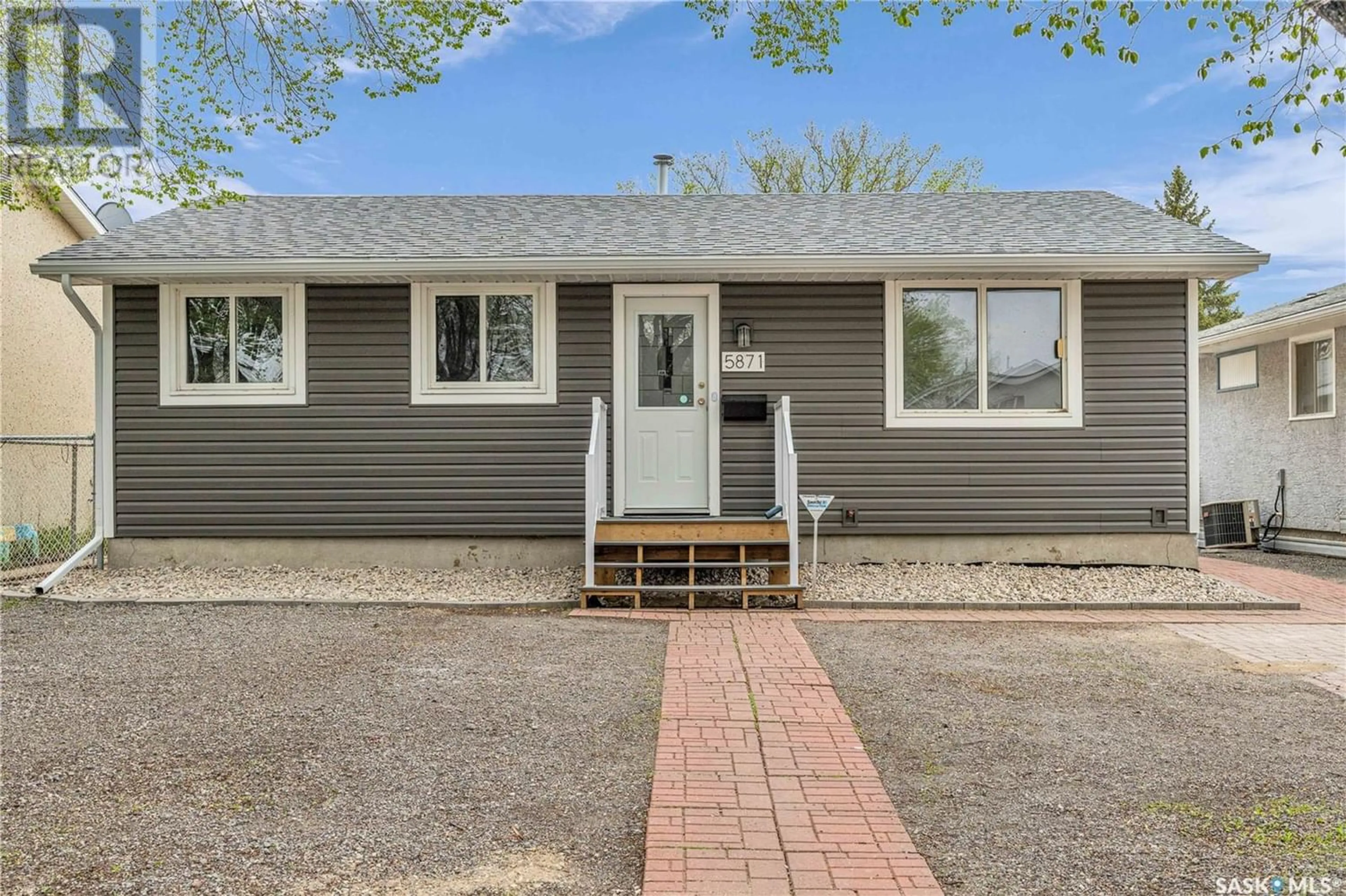 Home with vinyl exterior material for 5871 McKinley AVENUE, Regina Saskatchewan S4T6P4