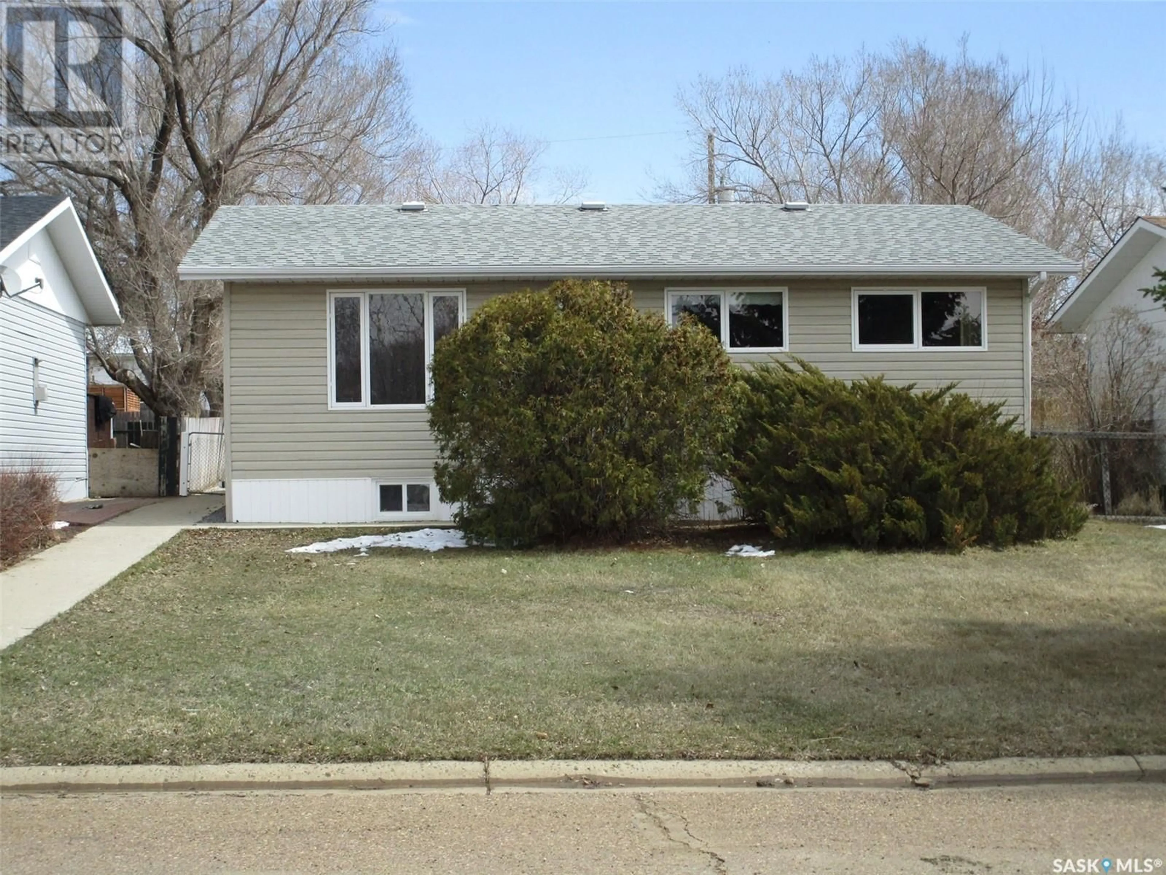 Home with vinyl exterior material, street for 125 4TH STREET, Coronach Saskatchewan S0H0Z0