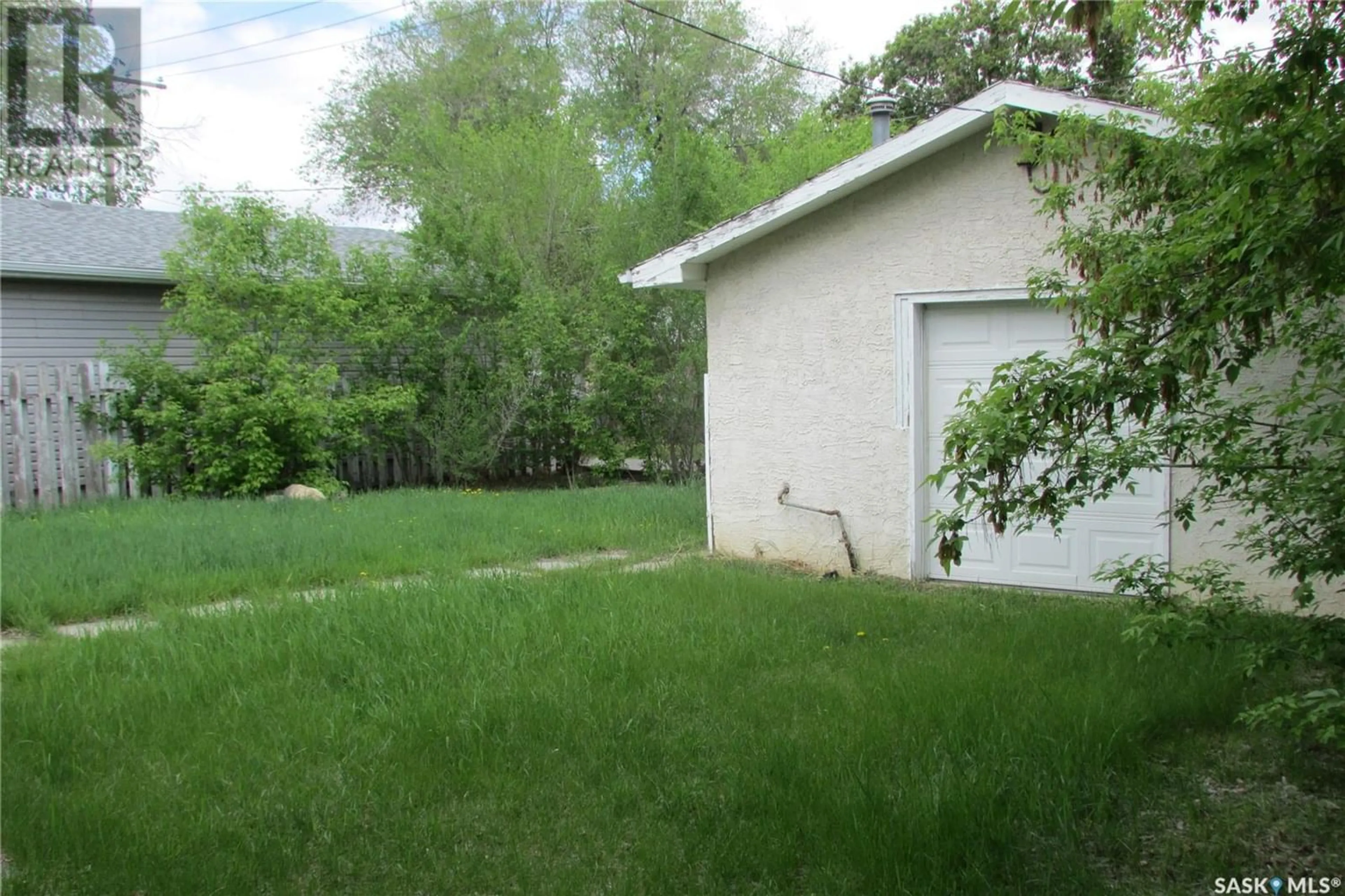 Fenced yard for 55 Robinson CRESCENT, Regina Saskatchewan S4R3R1