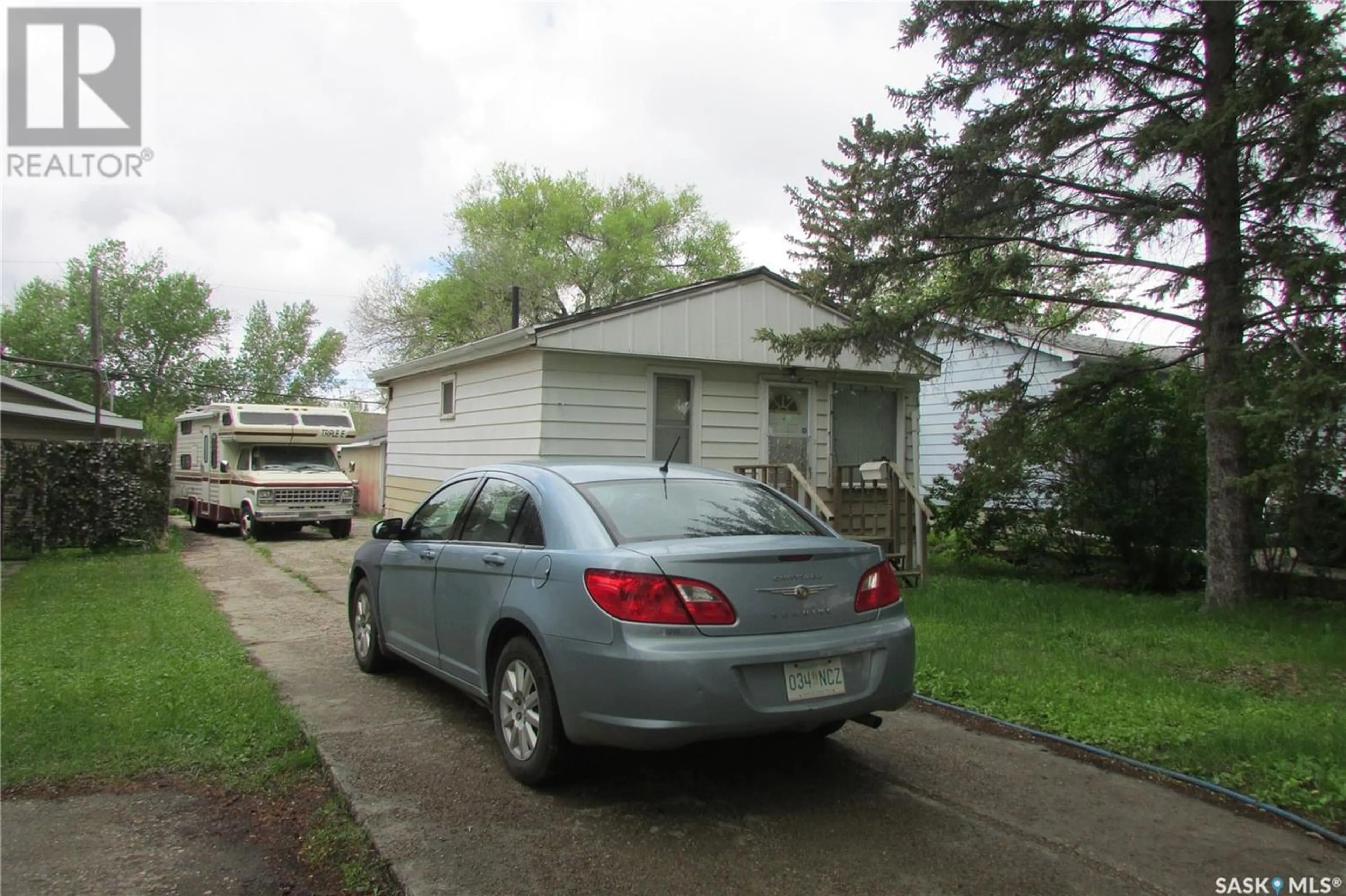 Frontside or backside of a home for 430 Robinson STREET, Regina Saskatchewan S4R3R4